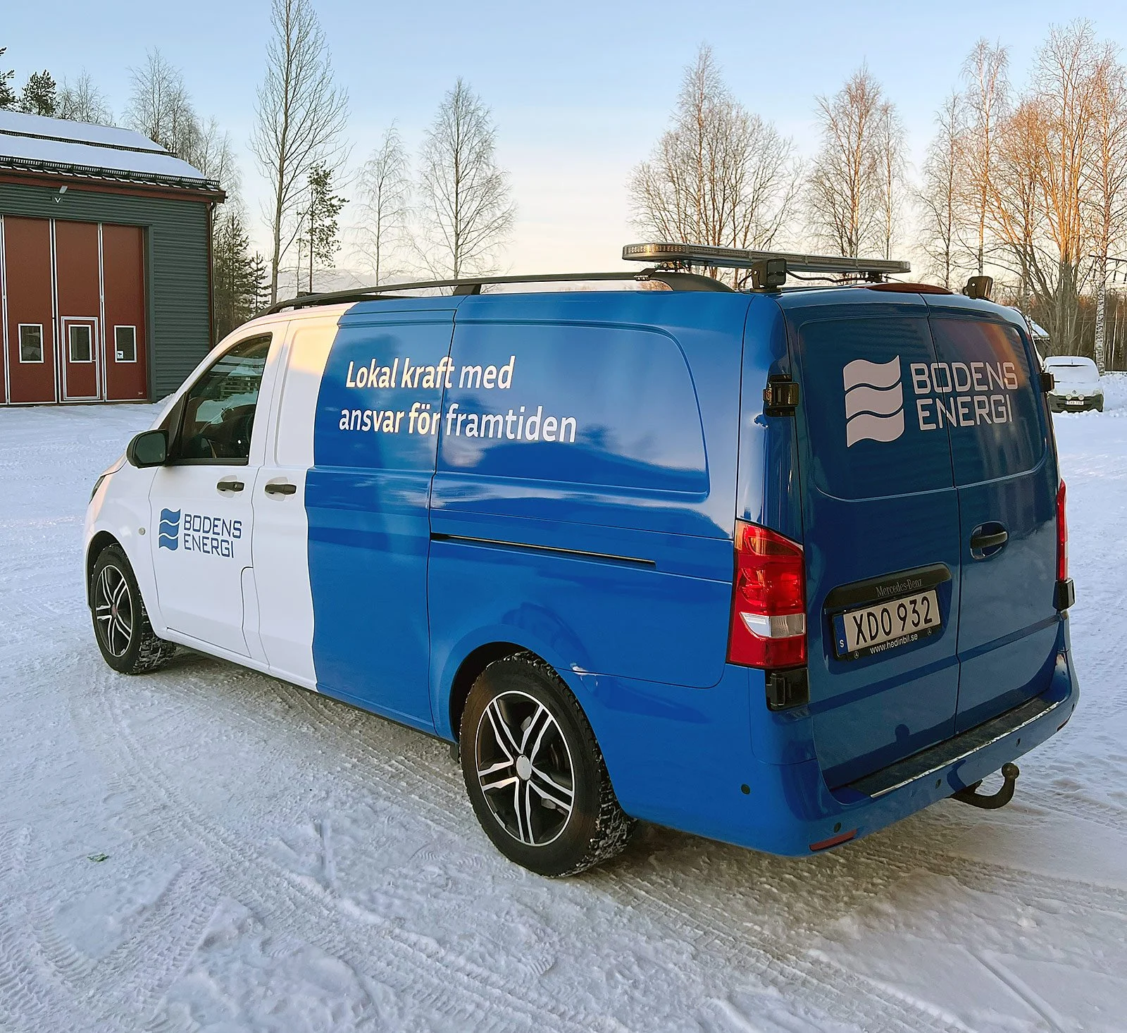 Bildekor på servicebil för Bodens Energi i vintermiljö i Luleå, Norrbotten