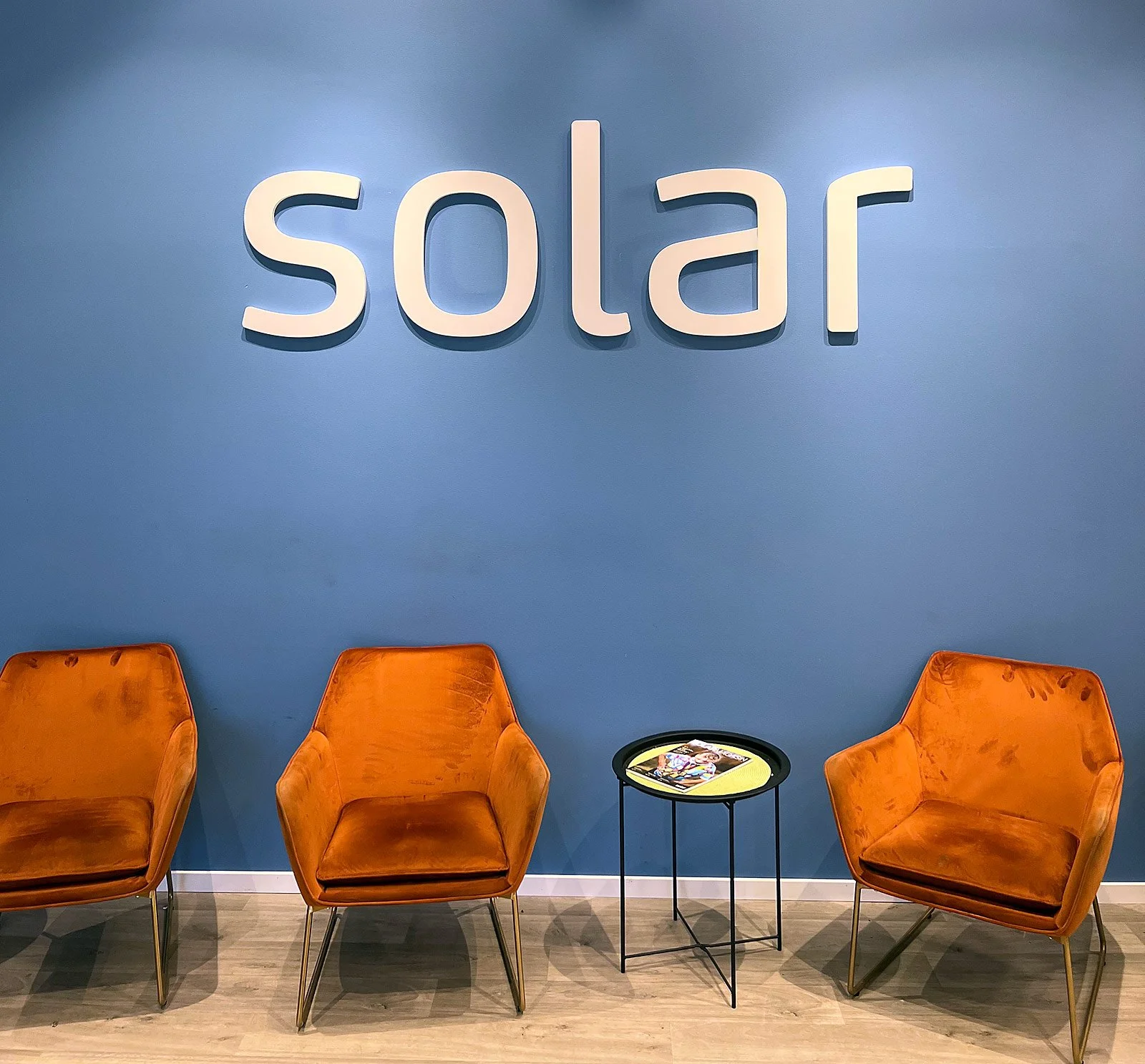 Väggmonterad logotyp för Solar i kontorsmiljö i Luleå, Norrbotten