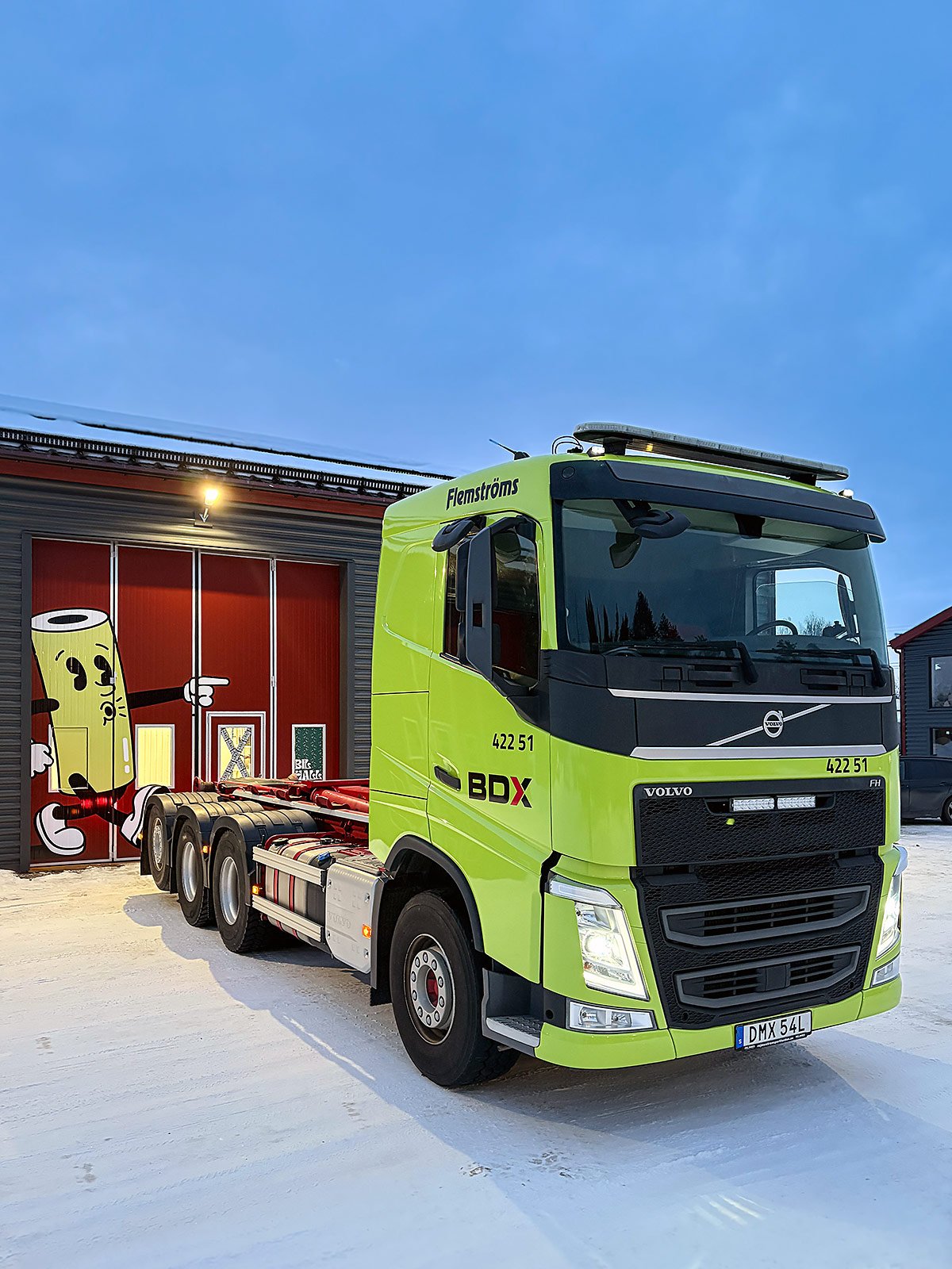 Grön Volvo FH-lastbil från BDX parkerad utanför SkylVisions lokal i vintermiljö i Luleå