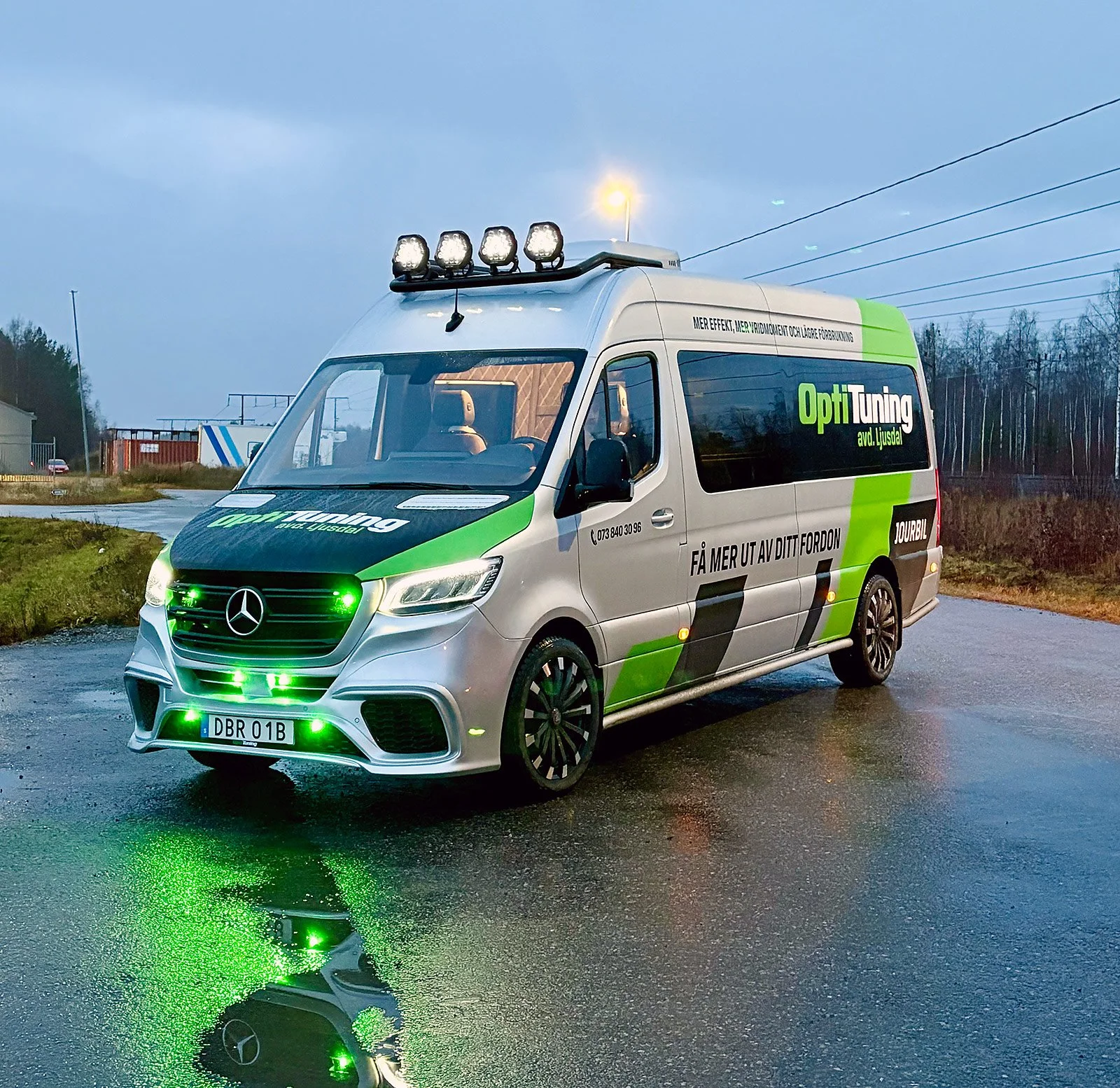 Fordonsdekor Luleå – bild på bil med helfoliering i stadsmiljö