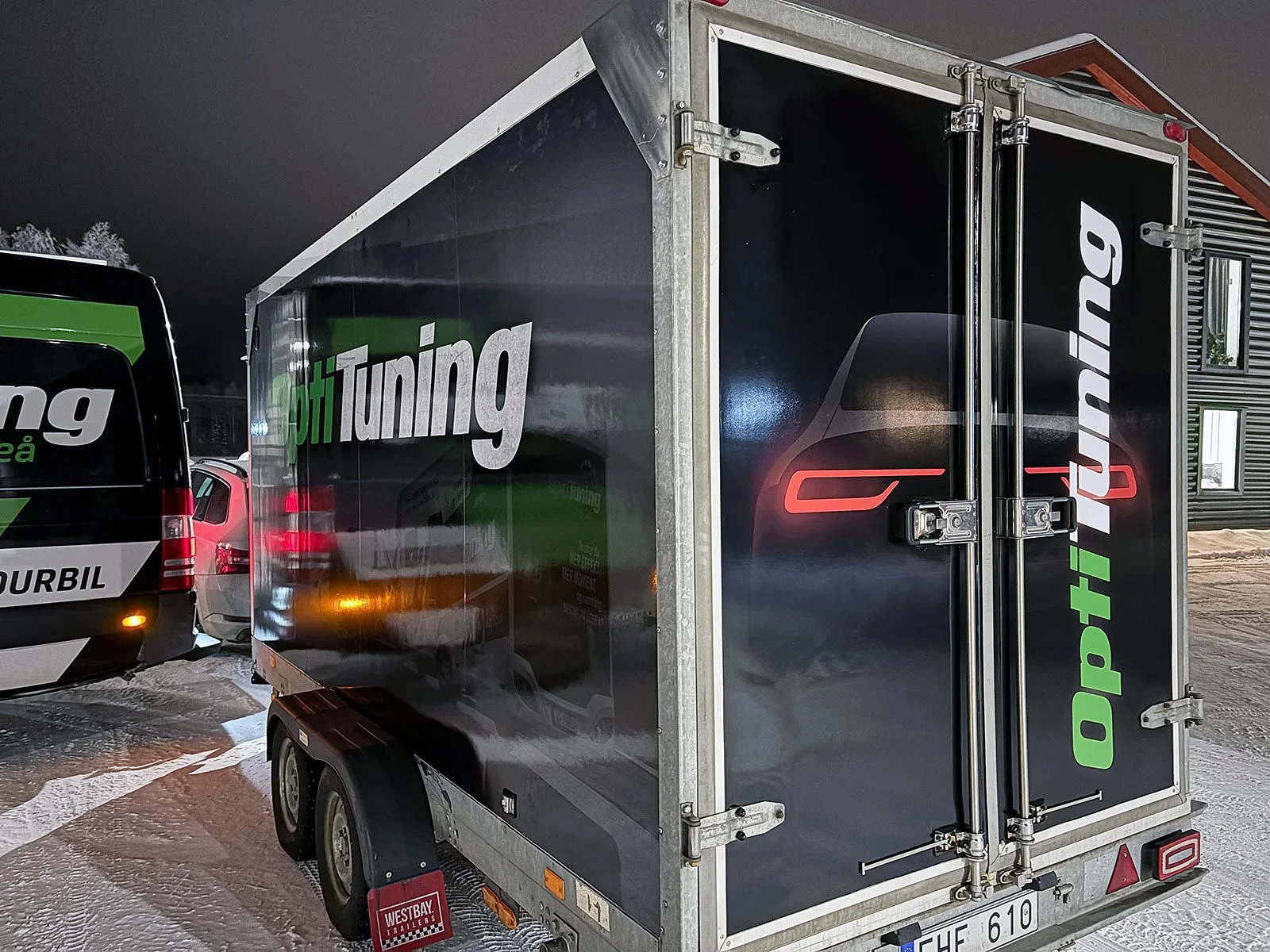 Fordonsdekor på släp i Luleå och Norrbotten med helfoliering och profilering för OptiTuning