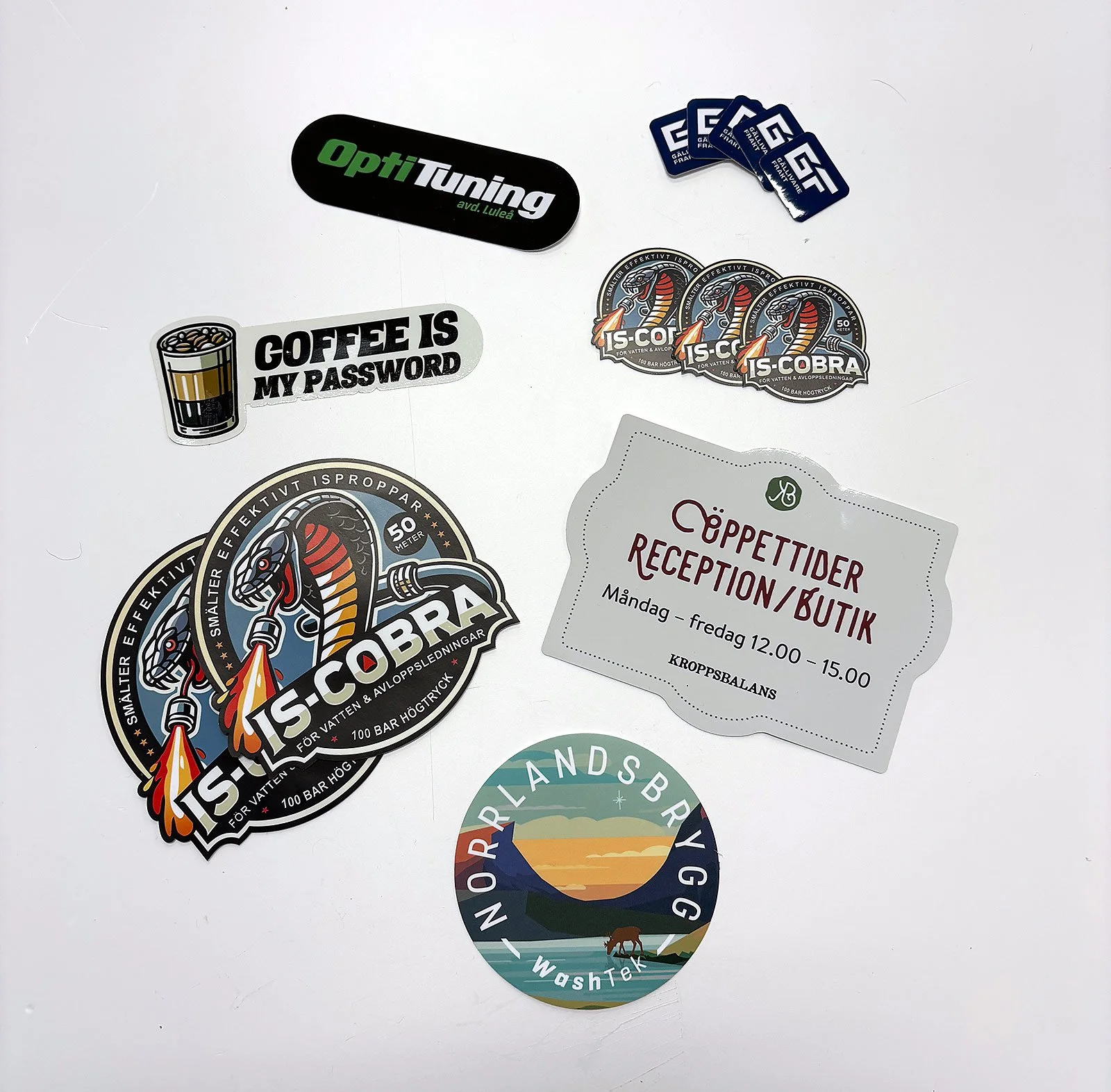 Tryckta klistermärken och dekaler i olika former och färger