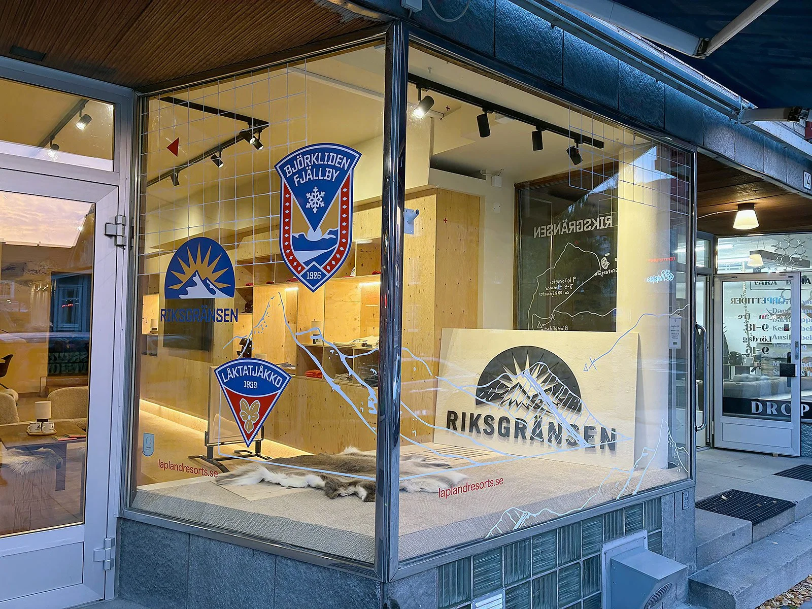 Butiksfönster med profilerande fönsterdekor från SkyltVision