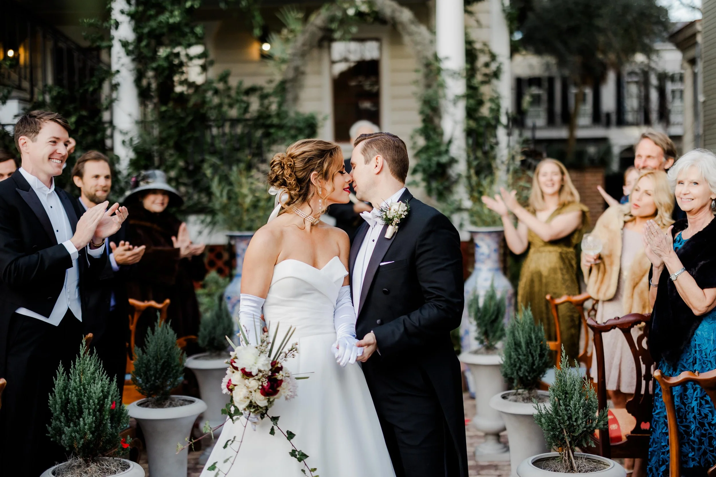savannah-wedding-couple-portraits-historic-district.jpg
