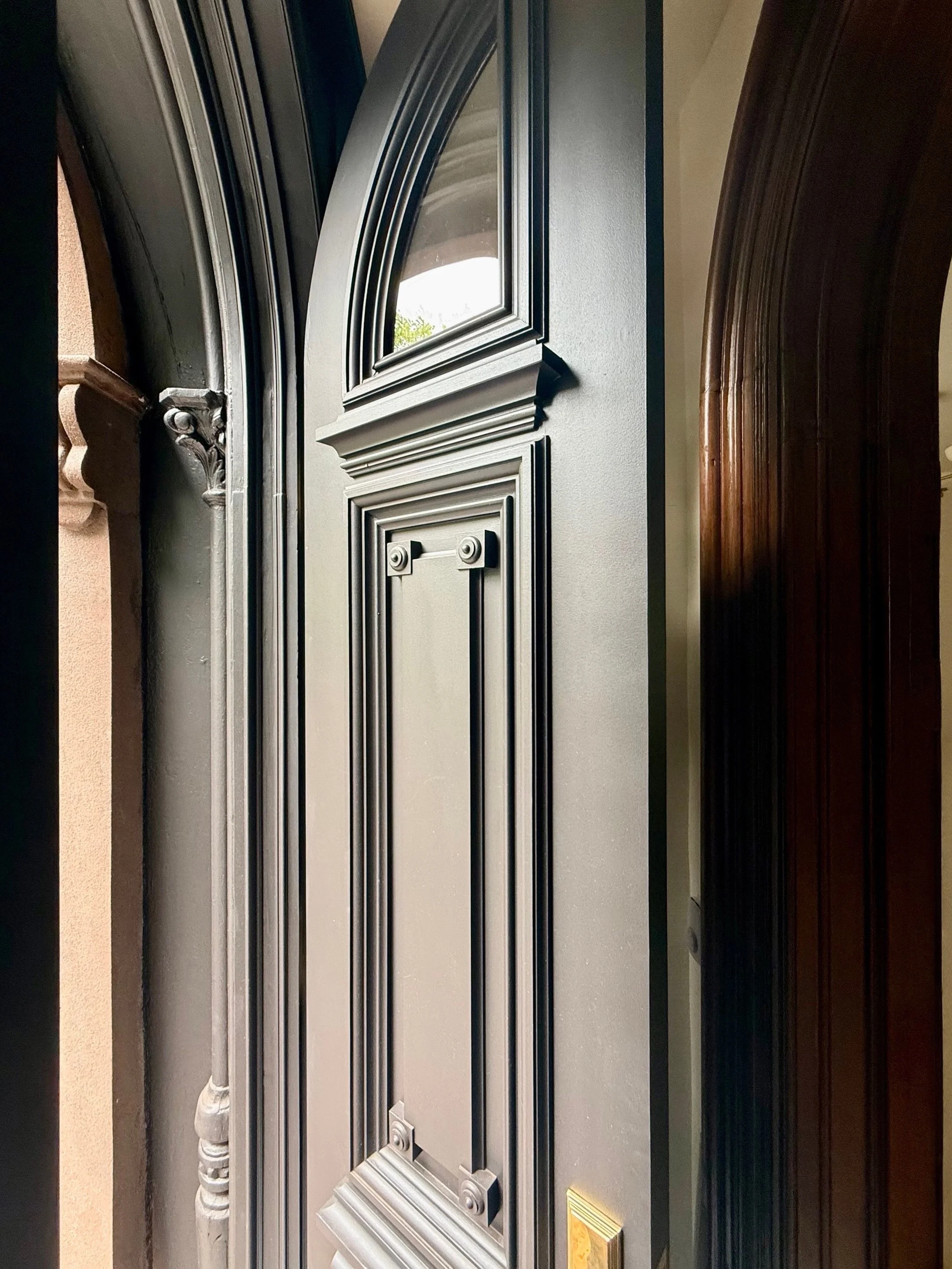 Sneak peek at our recently completed Carroll Gardens project&mdash;a Romanesque Revival brownstone with custom round-top walnut entry &amp; vestibule doors designed to echo the home&rsquo;s historic arched masonry.
.
Swipe 👉to the end for the before