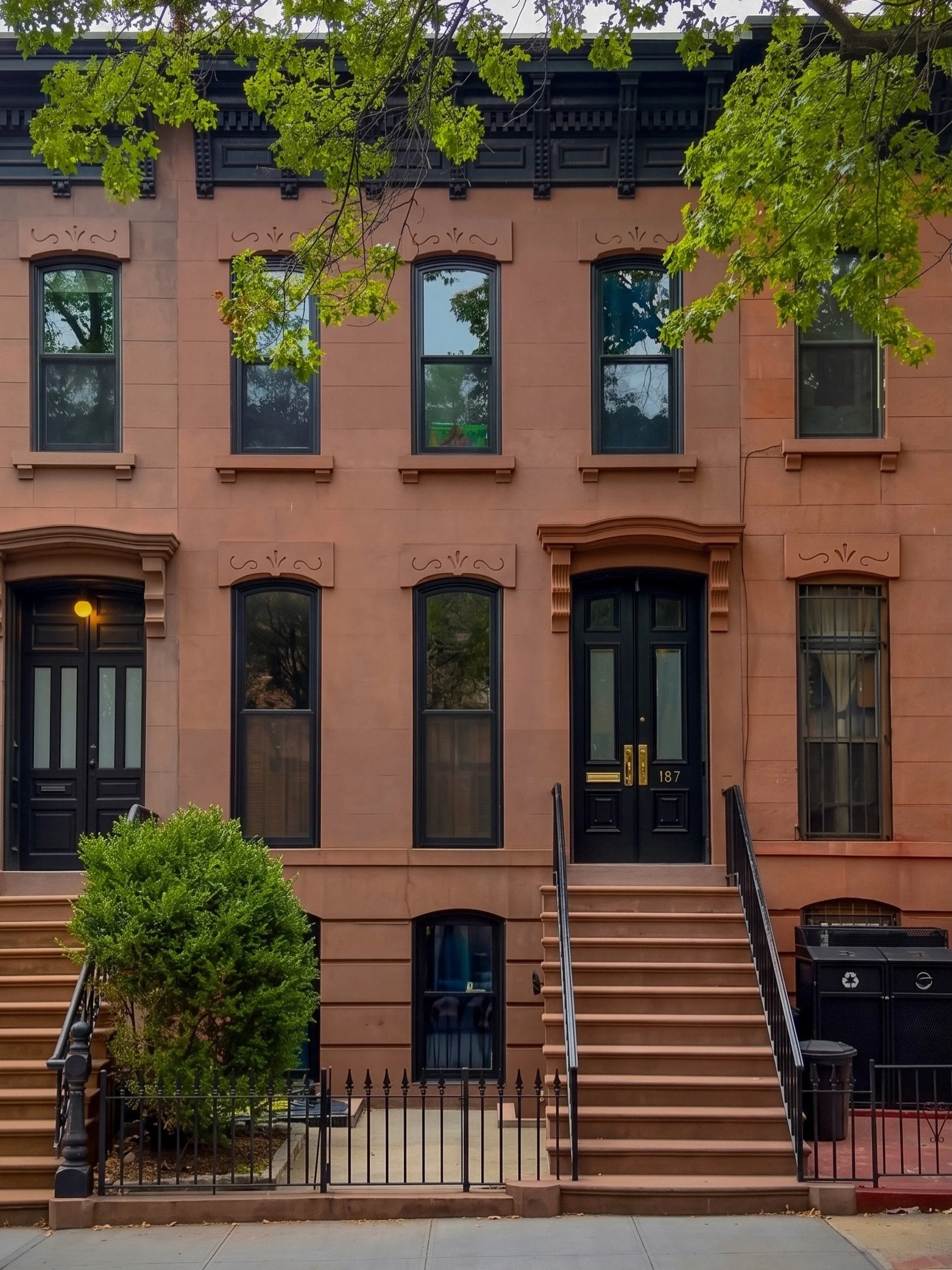 A special one, just wrapped in Prospect Heights.
Photographed it last week. More soon. 

#rebuildworkshop #prospectheights #brooklynbrownstone #brownstonerenovation #nycarchitecture