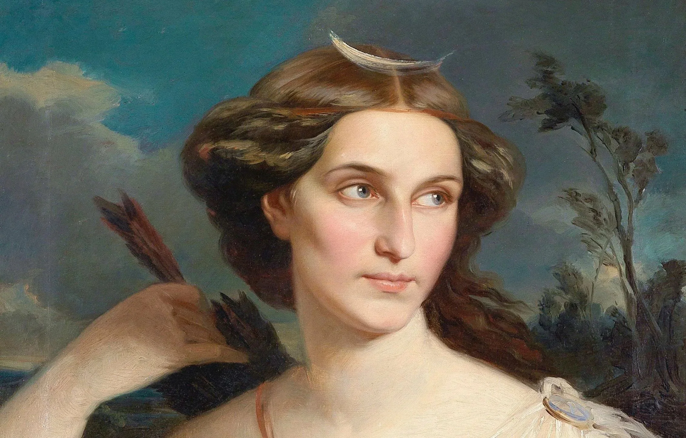 Portrait classique d'une jeune femme aux cheveux bruns, avec un ciel nuageux en arrière-plan.