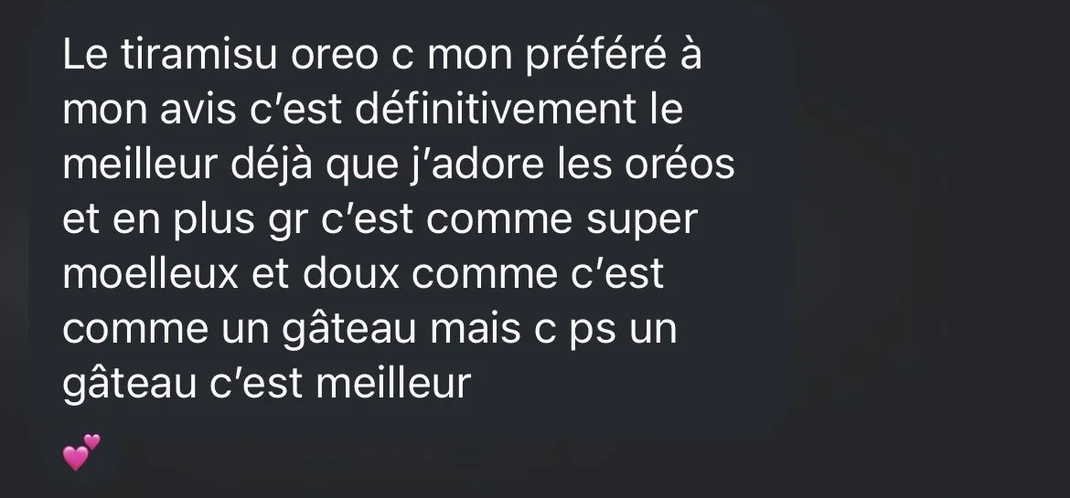 Texte en français exprimant une préférence pour le tiramisu oreo, décrivant sa texture douce et moelleuse comme un gâteau, et l'amour pour les Oreo. Il y a deux petits cœurs roses en bas à gauche.