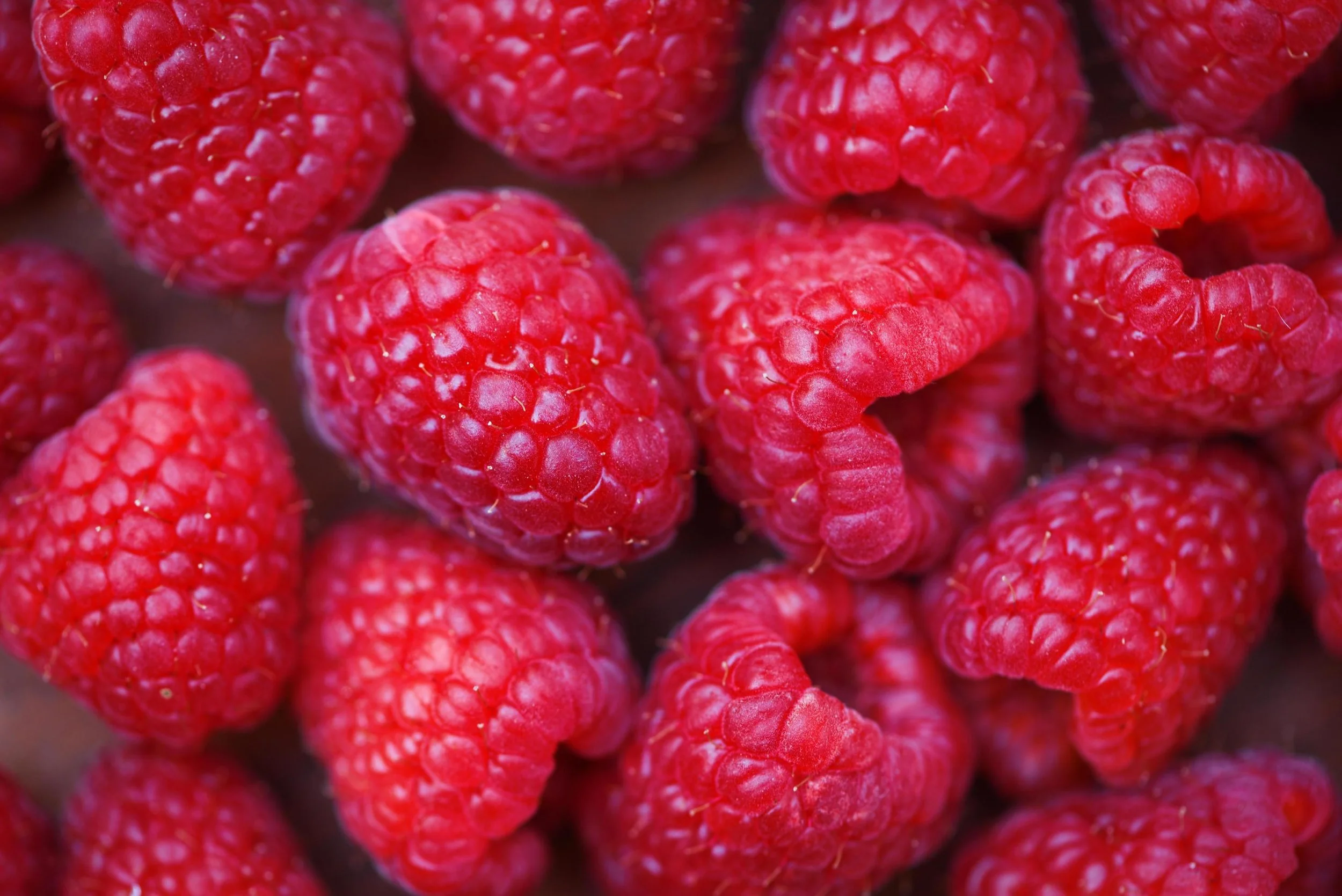 fresh-raspberry-texture-close-up-red-raspberries-fruit-background-top-view-free-photo.jpg
