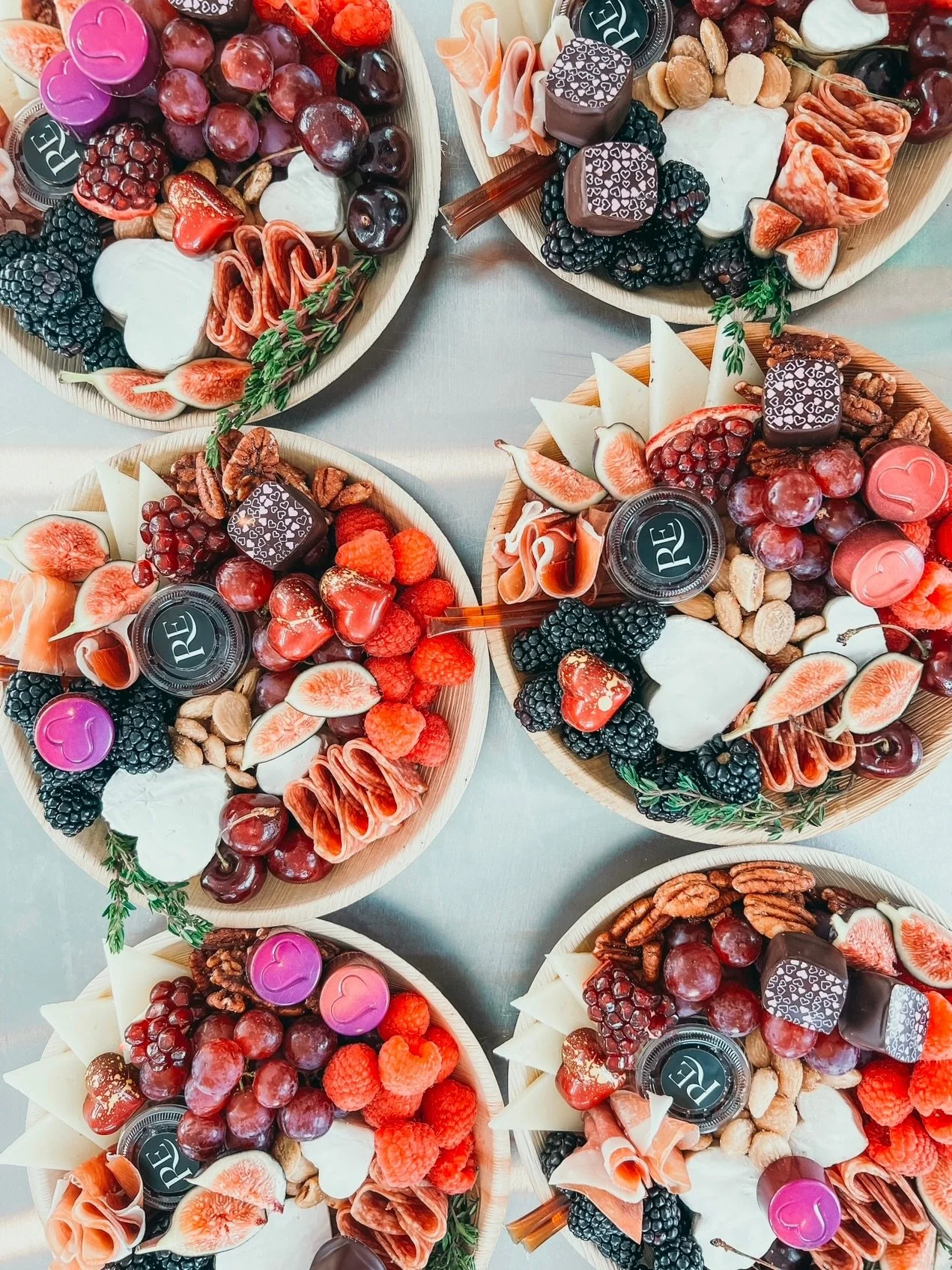 Valentine&rsquo;s Day board orders are open on the website &hearts;️ We have minis, boxes, and lots of wine options to add to your order for the perfect gift. Cookies too! Pick ups available 2/13 and 2/14. 

We&rsquo;ll also be hosting a Galentine&rs