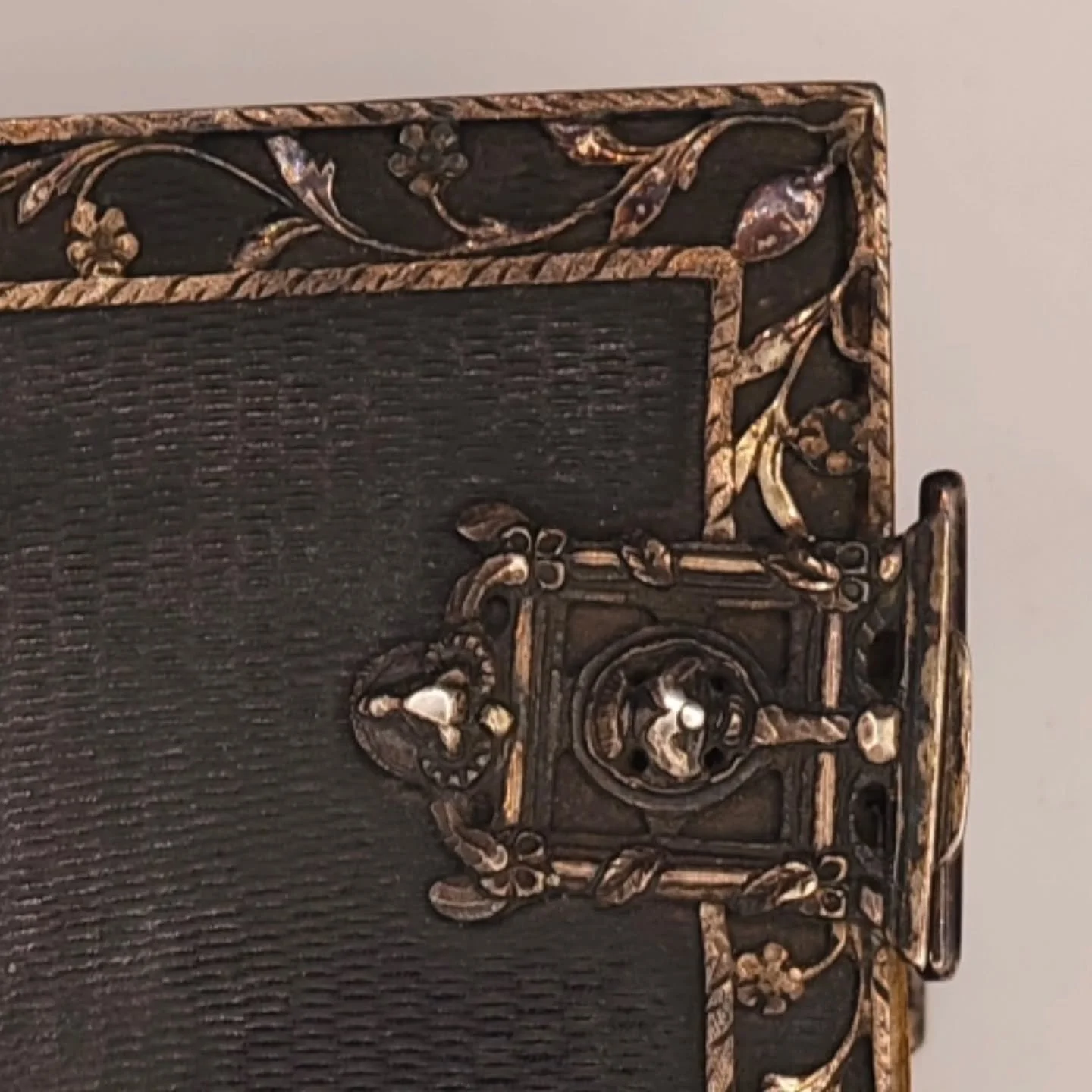 This Dutch miniature Bible, printed in 1794, was made to be carried, handled, and lived with. Its small format speaks of personal devotion, but the elaborate silver binding tells a different story. It is one of care, pride, and craftsmanship. Objects