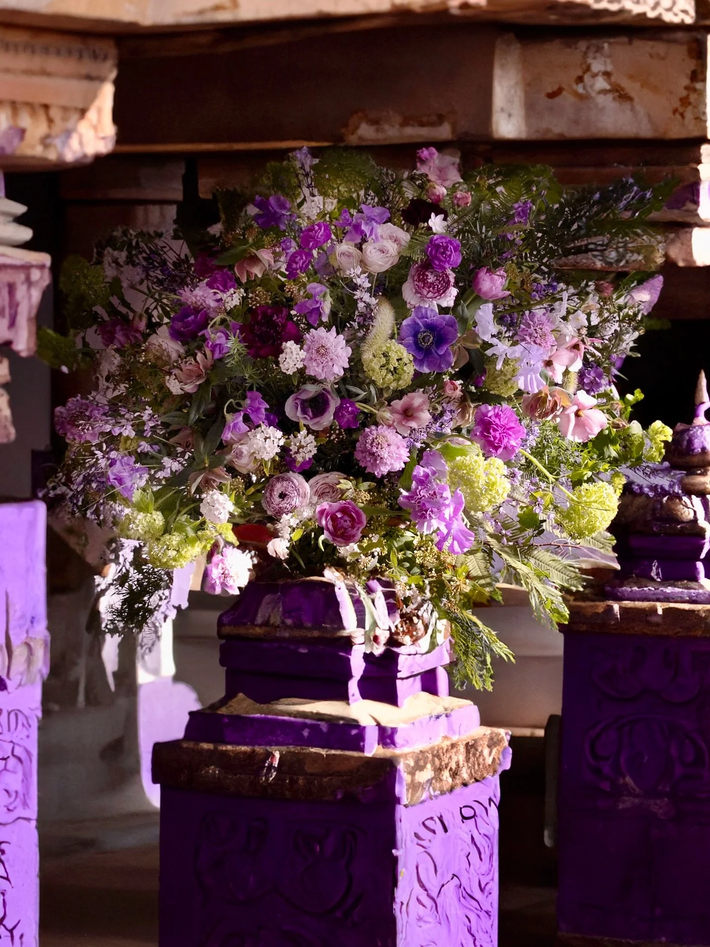 Quand le silence prend la couleur des r&ecirc;ves 💜🦄☂️🧞👩🏻&zwj;🎤
📷 @studiopushpa 
.
.
.
#lesfleurs #fleurs #bouquetdefleurs #floraldesign #floraldesigner #minuitsauvage #floralarrangement #floral #floralart #creativity #fleursdesaison #fleurist