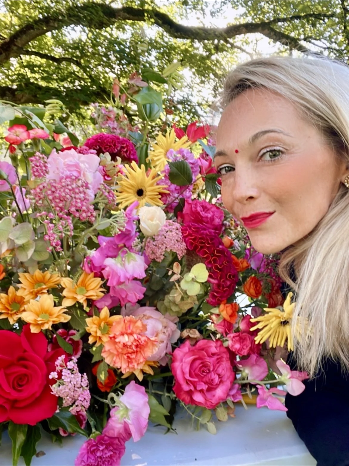 L&rsquo;art &eacute;l&egrave;ve l&rsquo;&acirc;me ✨
Une petite Claire bien heureuse dans les fleurs 🌸
J&rsquo;ai tjs pens&eacute; que le m&eacute;tier de fleuriste, touchait tous les sens. C&rsquo;est ce qui me pla&icirc;t dans ce m&eacute;tier. C&r