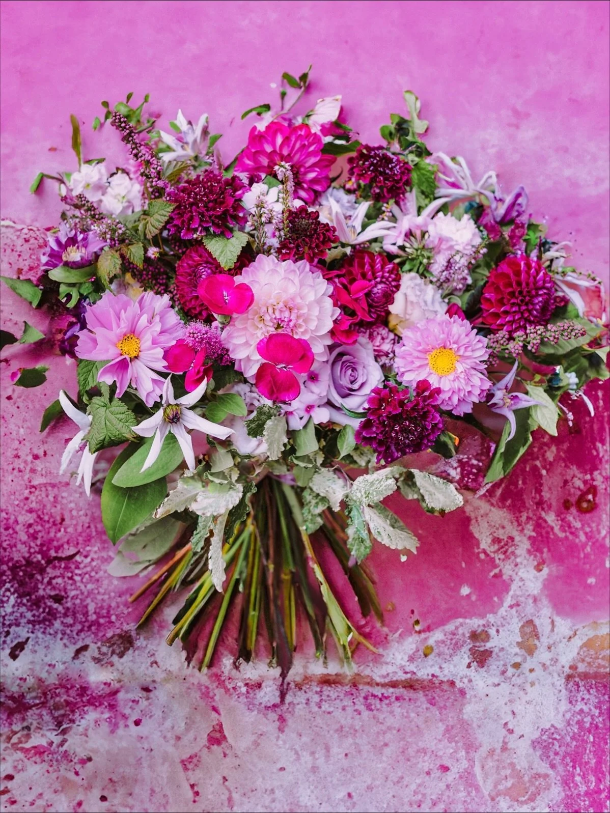 Plonge avec moi dans cet univers Dark Romance, en fleurs et en frissons 🧞&zwj;♀️🔮🌸

Un mariage o&ugrave; la passion s&rsquo;habille de pourpre, de velours, et d&rsquo;ombres d&eacute;licates.
Entre roses poudr&eacute;es et fuchsia , dahlias profon