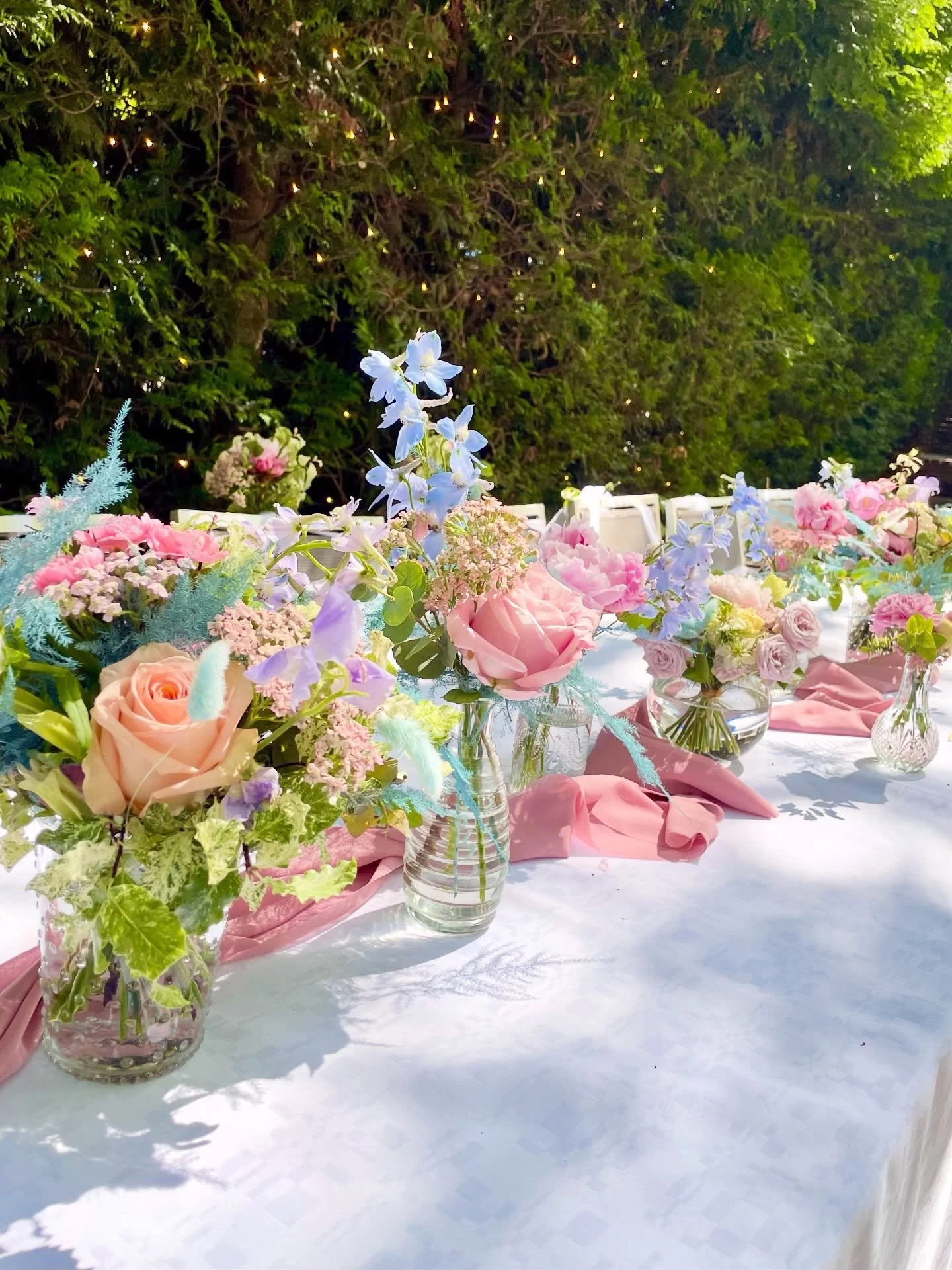 Des centres de table comme une explosion de lumi&egrave;re douce &mdash; un r&ecirc;ve pastel, o&ugrave; les fleurs chantent en ch&oelig;ur une m&eacute;lodie arc-en-ciel 🌈🌸

Pour un mariage tout doux et r&eacute;solument p&eacute;tillant.

.
.
.
#