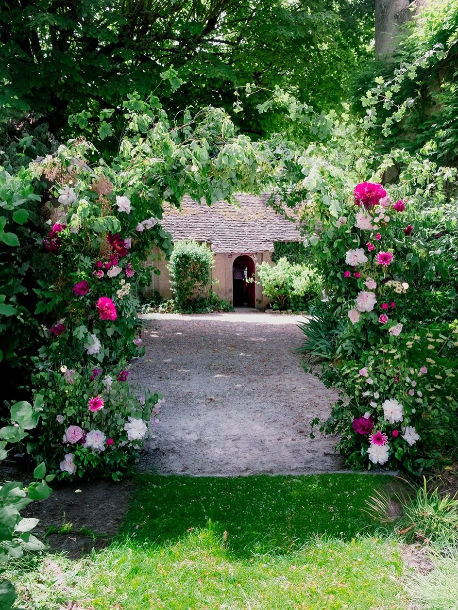 Like a fairytale 🧚🏻&zwj;♀️🌸
.
.
.
#floralarch #floralhanging #floraldesign #weddingflorist #minuitsauvage