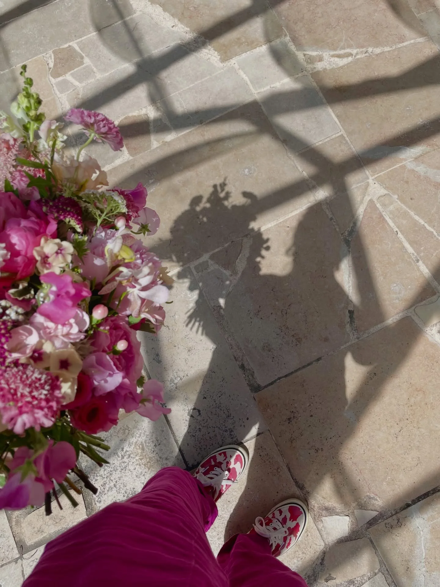 Dans l&rsquo;Ombre. Il y a tjs une fleuriste passionn&eacute;e derri&egrave;re chaque bouquet 🌸
.
.
.
#fleuristechambery #fleuristemariage #minuitsauvage #fleursroses #chambery
