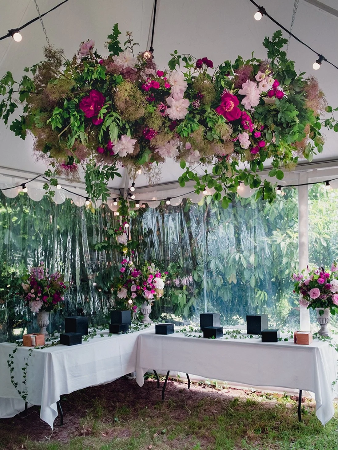 F&eacute;erique dans les airs 🧚🏻&zwj;♀️ 
Des nuages de continus, des pivoines framboise et rose, des roses et tout une multitude de fleurs 🌸

.
.
.
#floralhanging #floraldesign #weddingflorist #minuitsauvage #fairytale
