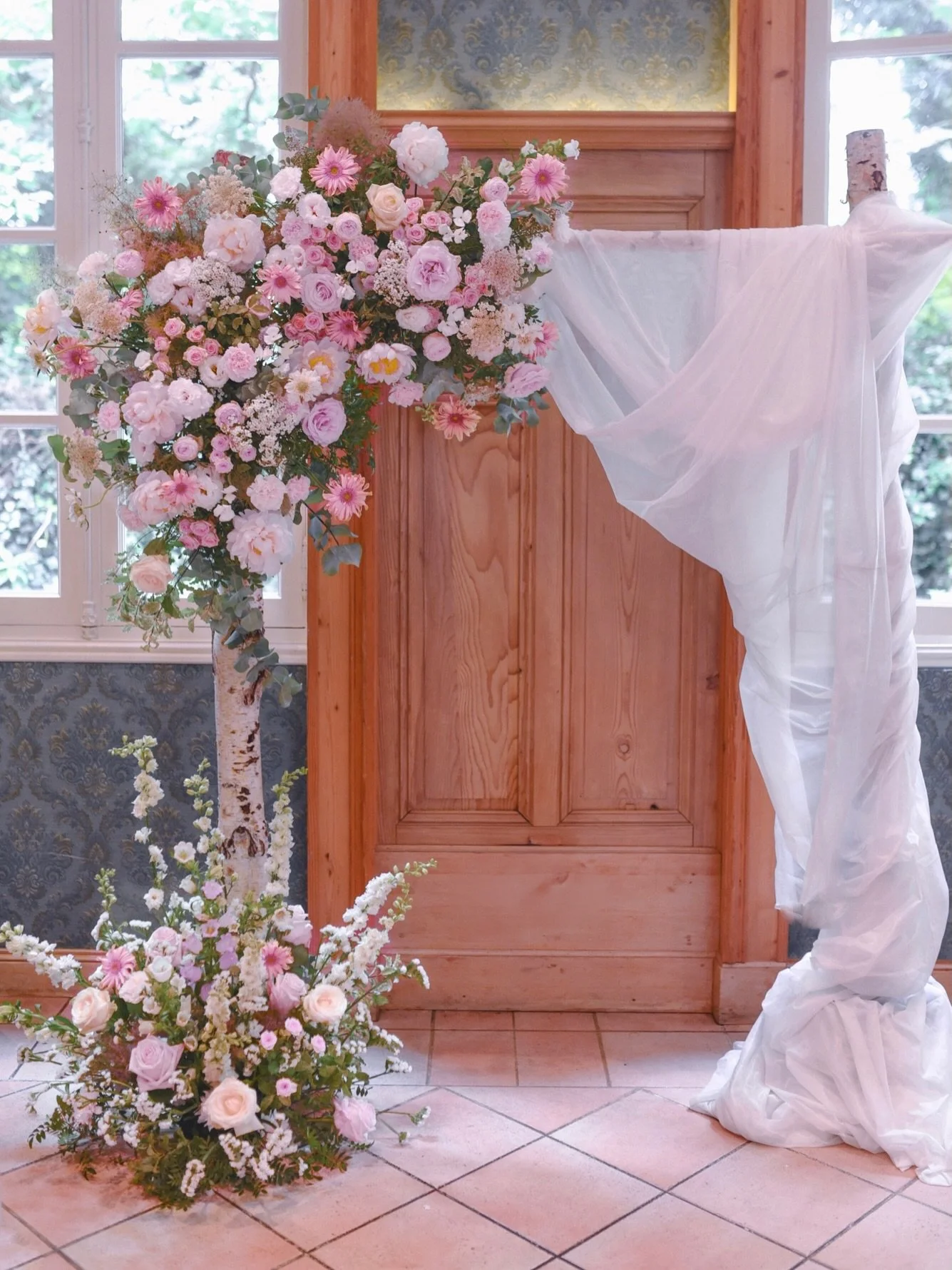 Un mariage tout doux 🦢 🤍
Dans l&rsquo;&eacute;crin enchanteur du Ch&acirc;teau de Candie @chateaudecandie &agrave; Chamb&eacute;ry, les fleurs racontaient une histoire faite de lumi&egrave;re et de d&eacute;licatesse&hellip;
Des blancs immacul&eacu