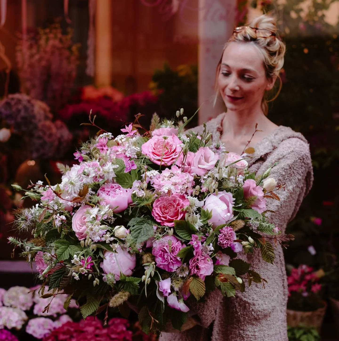 Juste l&rsquo;envie de partager une photo de moi avec un joli bouquet bien printanier que j&rsquo;affectionne tant et me rappelle tant de souvenirs 🌸
J&rsquo;aimais tant ces commandes impr&eacute;vues pour des clients incroyables, la possibilit&eacu