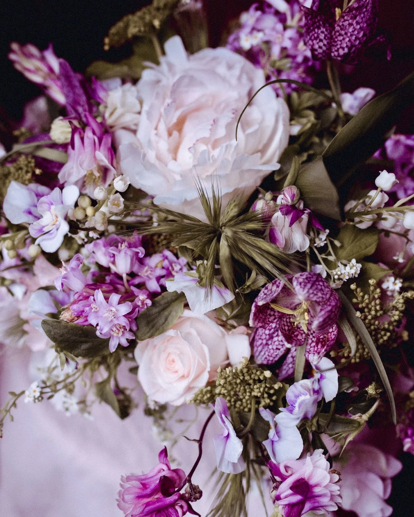Bon 1er mai &agrave; tous 🩷🍀
Dans ce bouquet, j&rsquo;ai mis du muguet, des pivoines, des pens&eacute;es, des ancolies, des gramin&eacute;es , du viburnum, des fritillaires, des jacinthes, des roses, des myosotis et des pois de senteurs. 
⚠️Petit r
