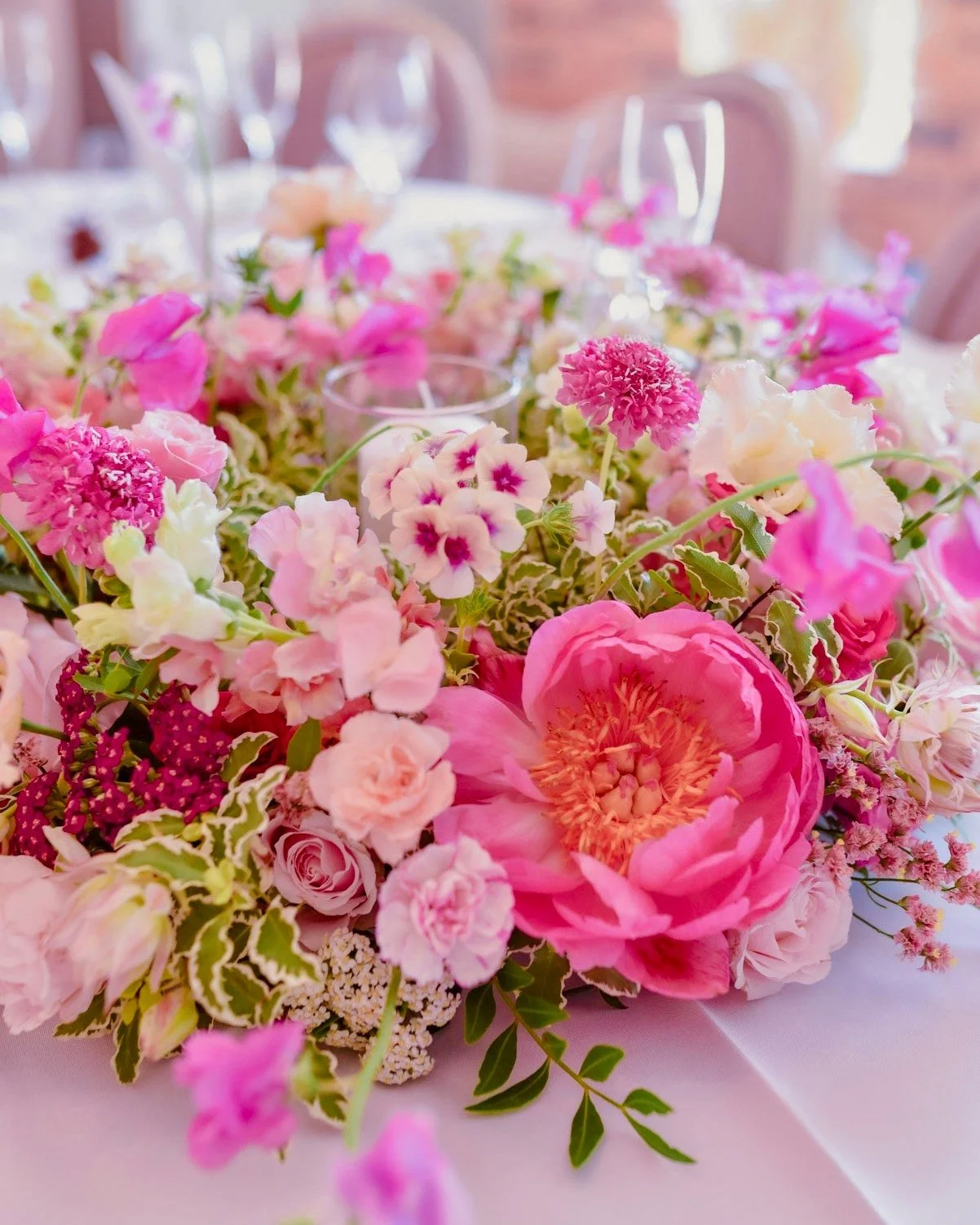 Une couronne de fleurs couleur sunset grenadine en guise centre de table au magnifique Ch&acirc;teau des Girards @chateaudesgirards 🩷🧡🩷
J'ai ador&eacute; la petite bougie au centre qui va illuminer les fleurs une fois la nuit tomb&eacute;e et que 