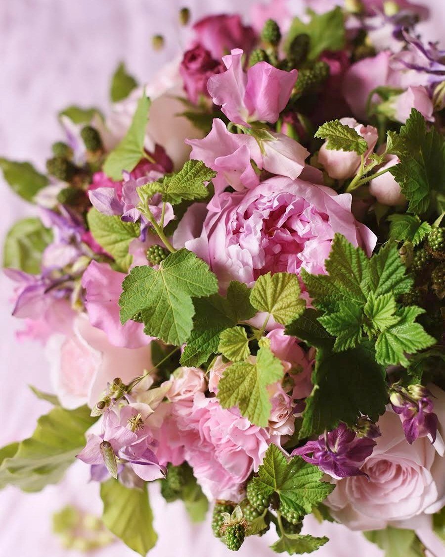 Un bouquet comme je les adore, tant par son parfum envo&ucirc;tant que sa multitude de vari&eacute;t&eacute;s tout en nuances de rose : Pivoines, feuilles de cassis, ancolies, &oelig;illets, pois de senteurs, m&ucirc;res et roses &eacute;videmment 🩷