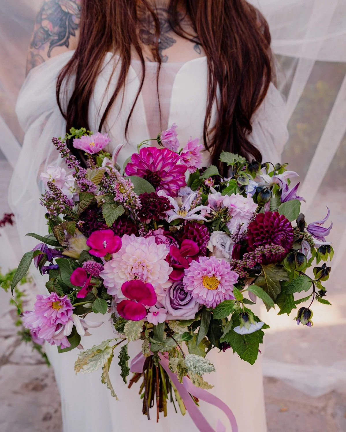 Emma &amp; Ludwig dans leur univers Dark Romance, en fleurs et en frissons 🧞&zwj;🔮🌸

Un mariage o&ugrave; la passion s&rsquo;habille de pourpre, de velours, et d&rsquo;ombres d&eacute;licates.
Entre roses poudr&eacute;es et fuchsia , dahlias profo