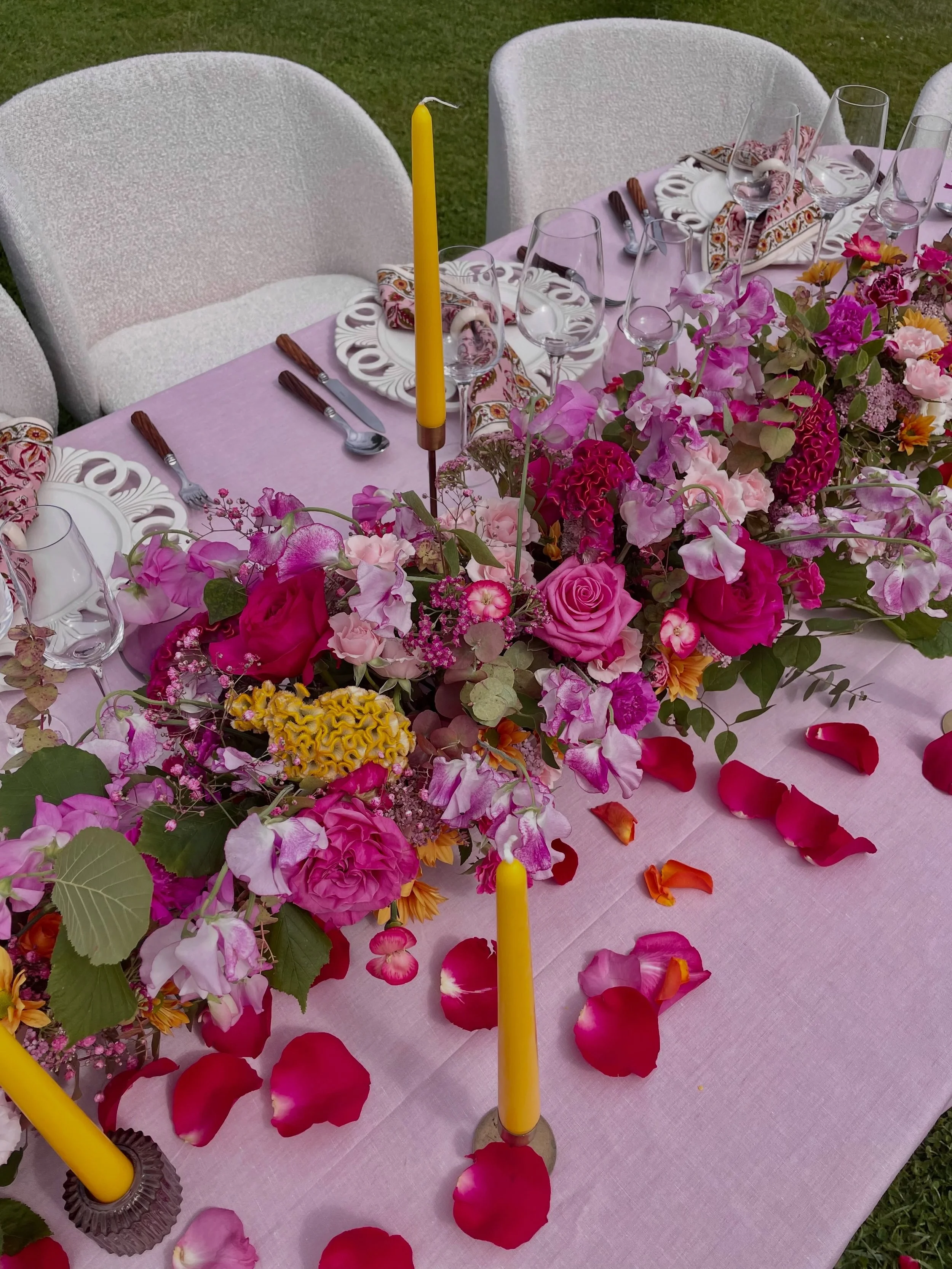 Une table color&eacute;e pour c&eacute;l&eacute;brer l&rsquo;amour et la mixit&eacute; 🇮🇳 🩷🌸

Direction artistique : @pondicheri_weddings I @studiominuitsauvage I @laura.leriche.events 
🏰 : @chateaudevallery
Et les vrais amoureux : M &amp; J 💗
