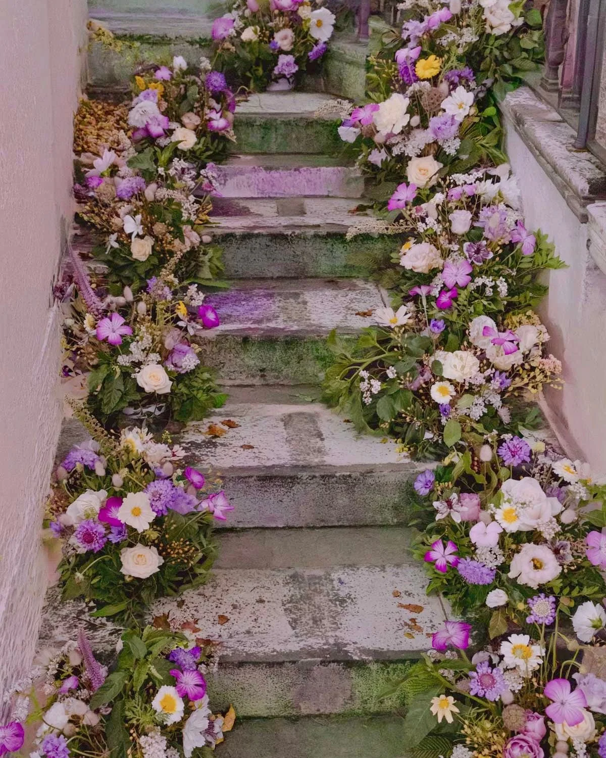 Mariage champ&ecirc;tre dans le Domaine Familiale dans l&rsquo;Essonne, des fleurs sauvages, des couleurs douces et un peu de po&eacute;sie sur chaque marche 💜✨

Minuit sauvage, Designer floral | Mariages &amp; sc&eacute;nographies florales
#mariage