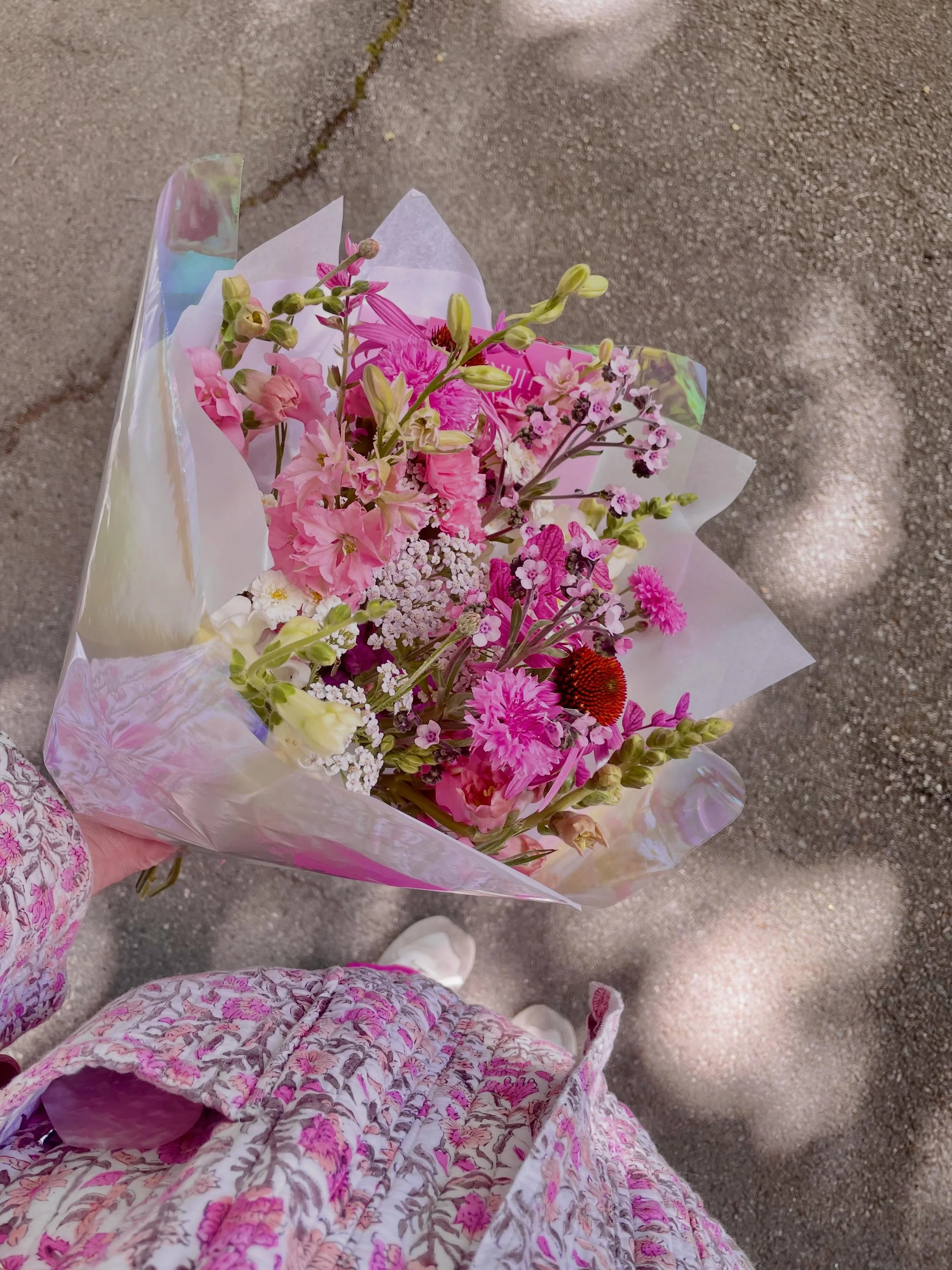 Un joli bouquet pleins de peps et champ&ecirc;tre pour la maison de retraite de Saint-Benoit &agrave; Chamb&eacute;ry 🌸
Uniquement cr&eacute;&eacute; avec des fleurs de saison et locales de chez @clochette.fleursdesavoie 💕☺️
.
.
.
#bouquetdesaison 