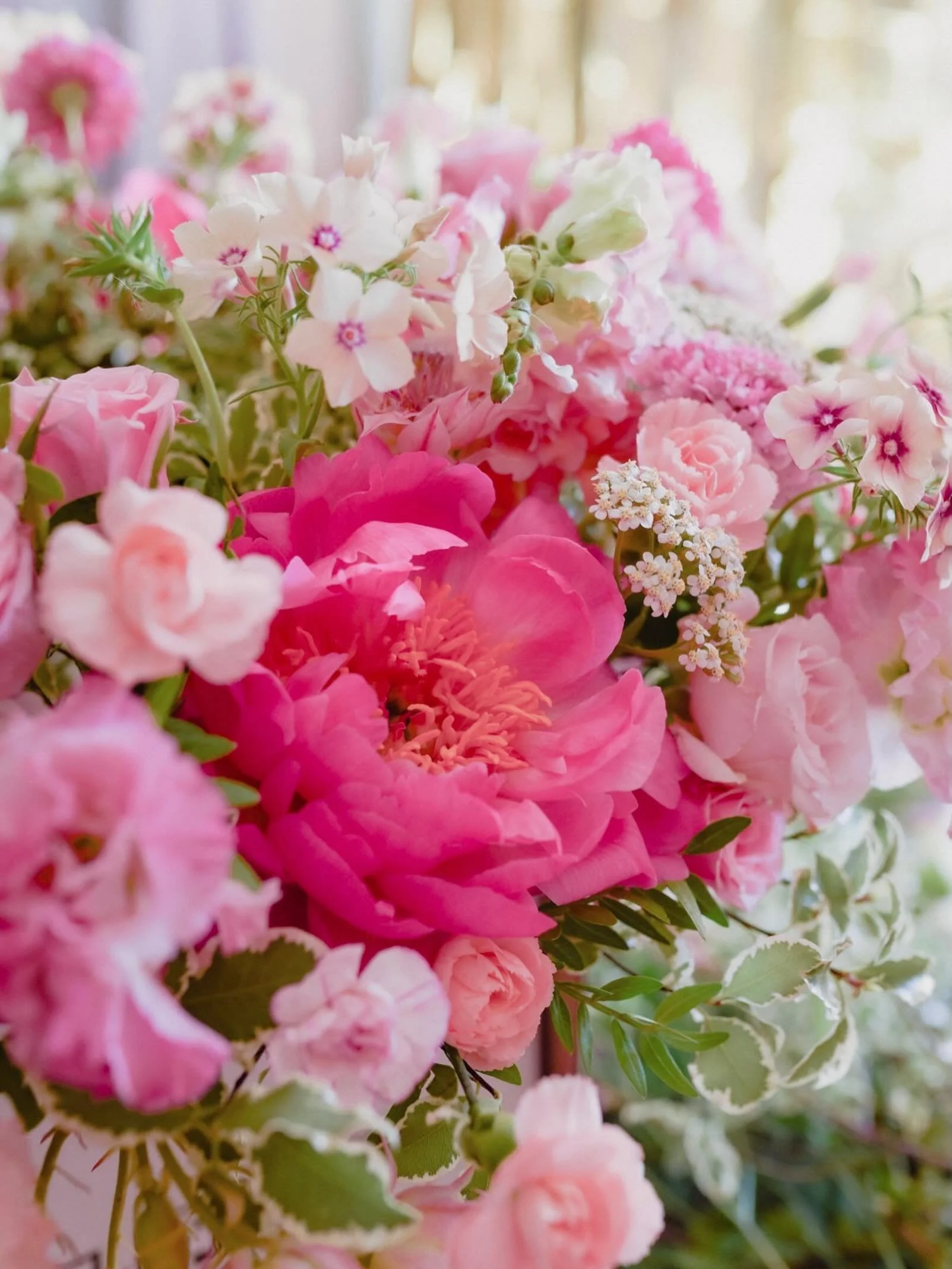 Les d&eacute;tails couleur grenadine et cette superbe pivoine corail qui s&rsquo;&eacute;panouie dans cette couronne centre de table 🌸 🪸 
🏰 @chateaudesgirards 
.
.
.
 #fleuristemariage #fleuristechamb&eacute;ry #minuitsauvage  #centredetable  #cou