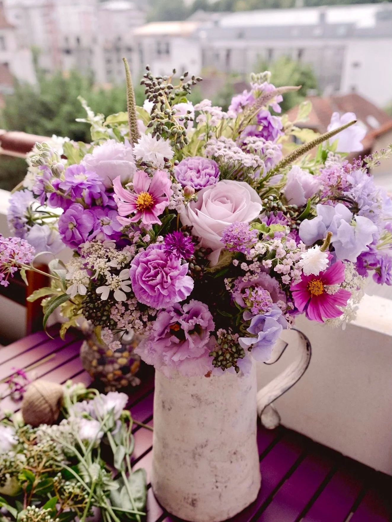 Un bouquet pleins de po&eacute;sie, tout en nuances de violets 💜☔️🌸
.
.
.
#bouquetpo&eacute;tique #minuitsauvage #fleuristechambery #bouquetchamp&ecirc;tre #fleurslocalesetdesaison