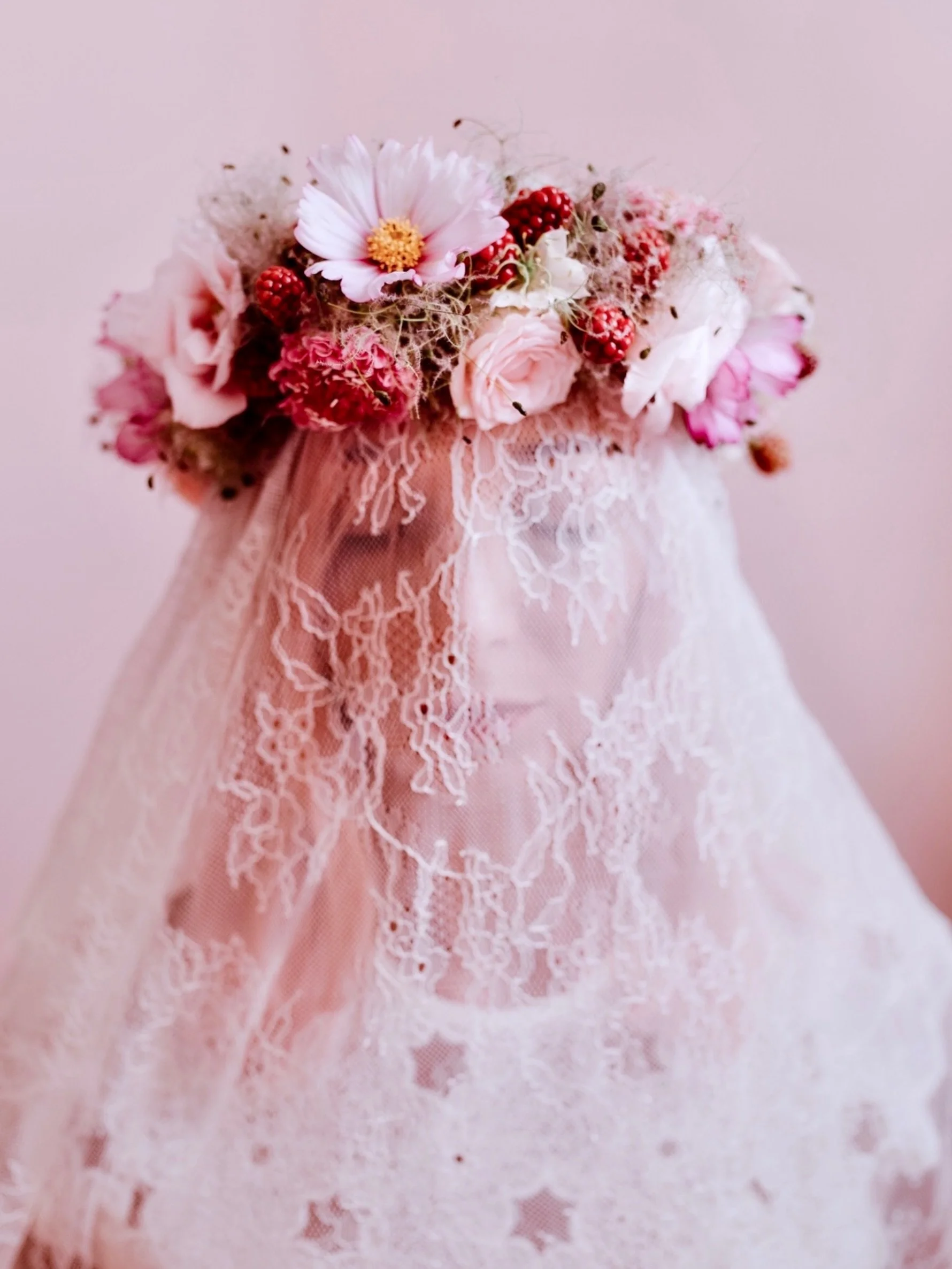 Le petite couronne de fleurs po&eacute;tique presque fantomatique du samedi 🌸🩷

.
.
.
#couronnedefleurs #minuitsauvage #po&eacute;sieflorale #fleurs #fleuristechambery