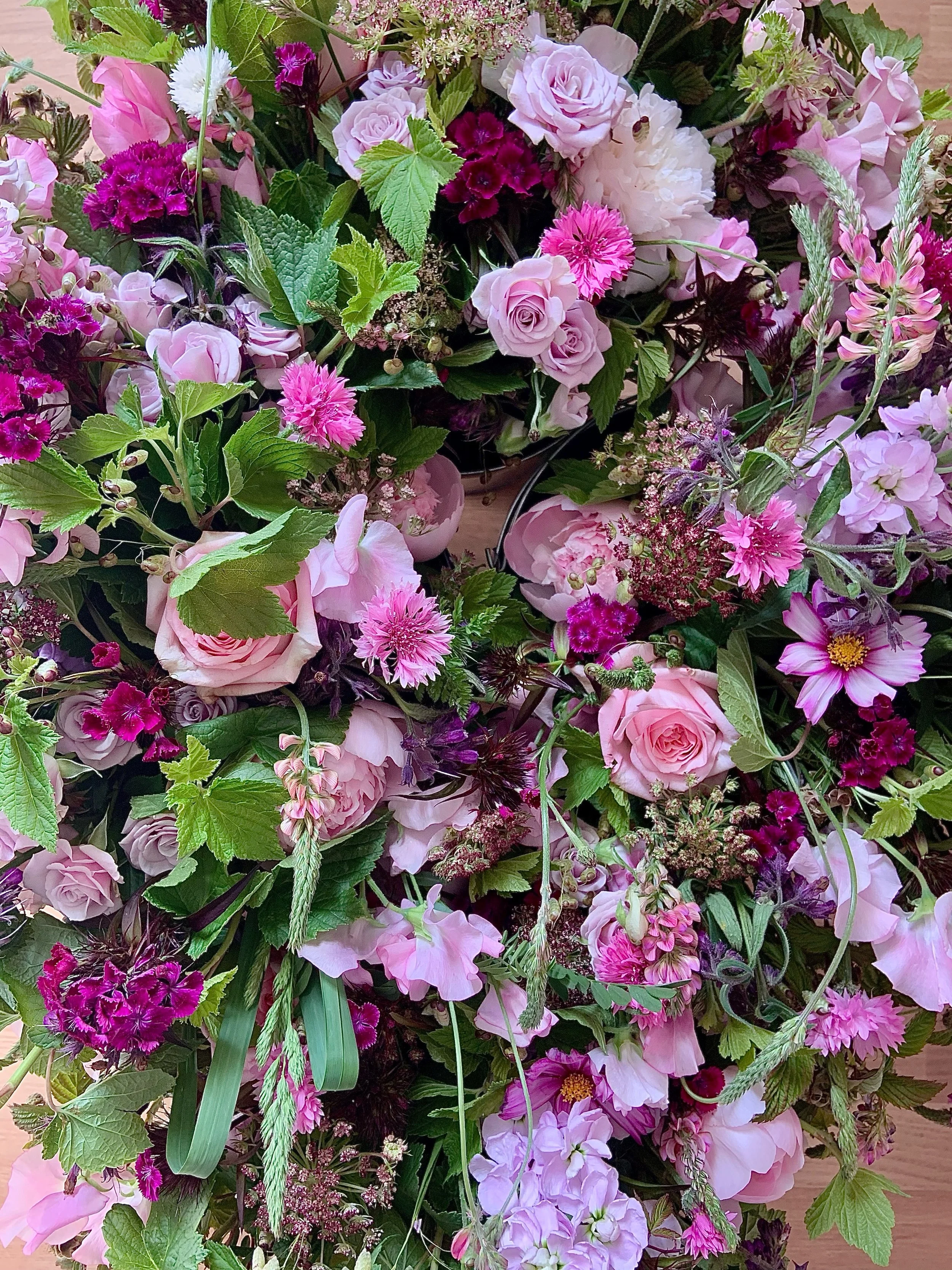 Plonge avec moi dans les fleurs 🌸🏊🏻&zwj;♀️
.
.
.
#fleuristechambery #minuitsauvage #fleursdeschamps #fleursroses #bouquetdefleurs