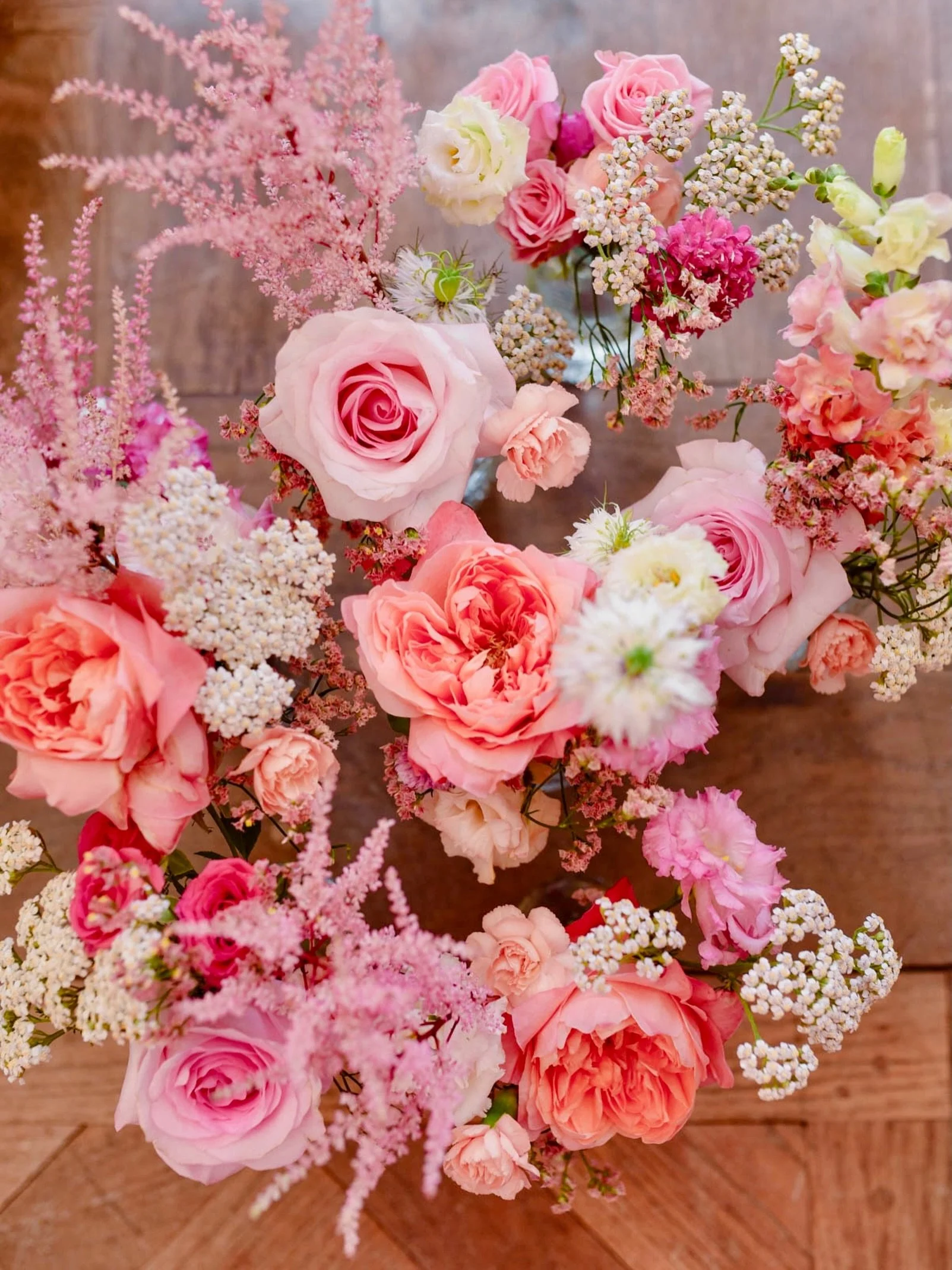 Des petites fioles couleur sunset grenadine &agrave; dispatcher sur les tables pour le cocktail 🍹🌸🩷
🏰 @chateaudesgirards 
.
.
.
 #fleuristemariage #fleuristechamb&eacute;ry #minuitsauvage  #fiolefleurie  #chateaudesgirards