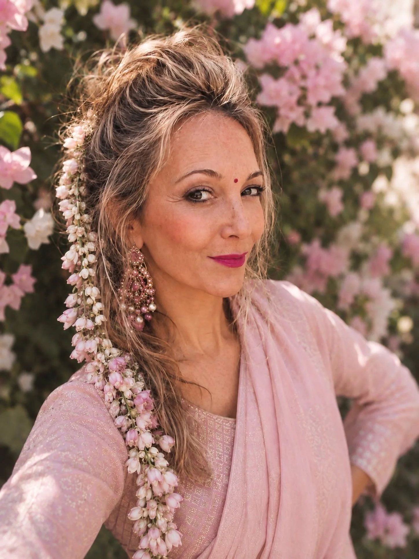 Hello ! Pour ceux et celles qui me d&eacute;couvrent, moi c&rsquo;est Claire 💕
Avant Maison Claire Pushpa, il y a eu Minuit Sauvage et Roses By Claire ☺️ mais il y a moi. Claire, designer floral, amoureuse des fleurs, du rose, des couleurs et des hi