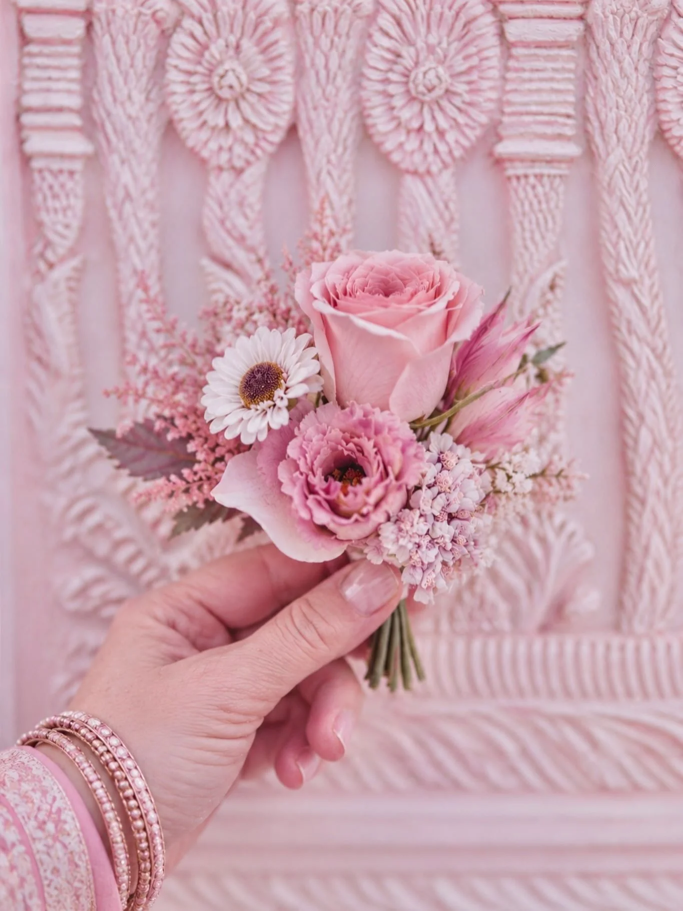 Une boutonni&egrave;re si cute 💗
J&rsquo;adore les accessoires de mariage, ils t&rsquo;apprennent &agrave; te poser, m&eacute;diter, &agrave; &ecirc;tre d&eacute;licat et minutieux. 
D&rsquo;ailleurs, je me suis faite conna&icirc;tre avec des couron