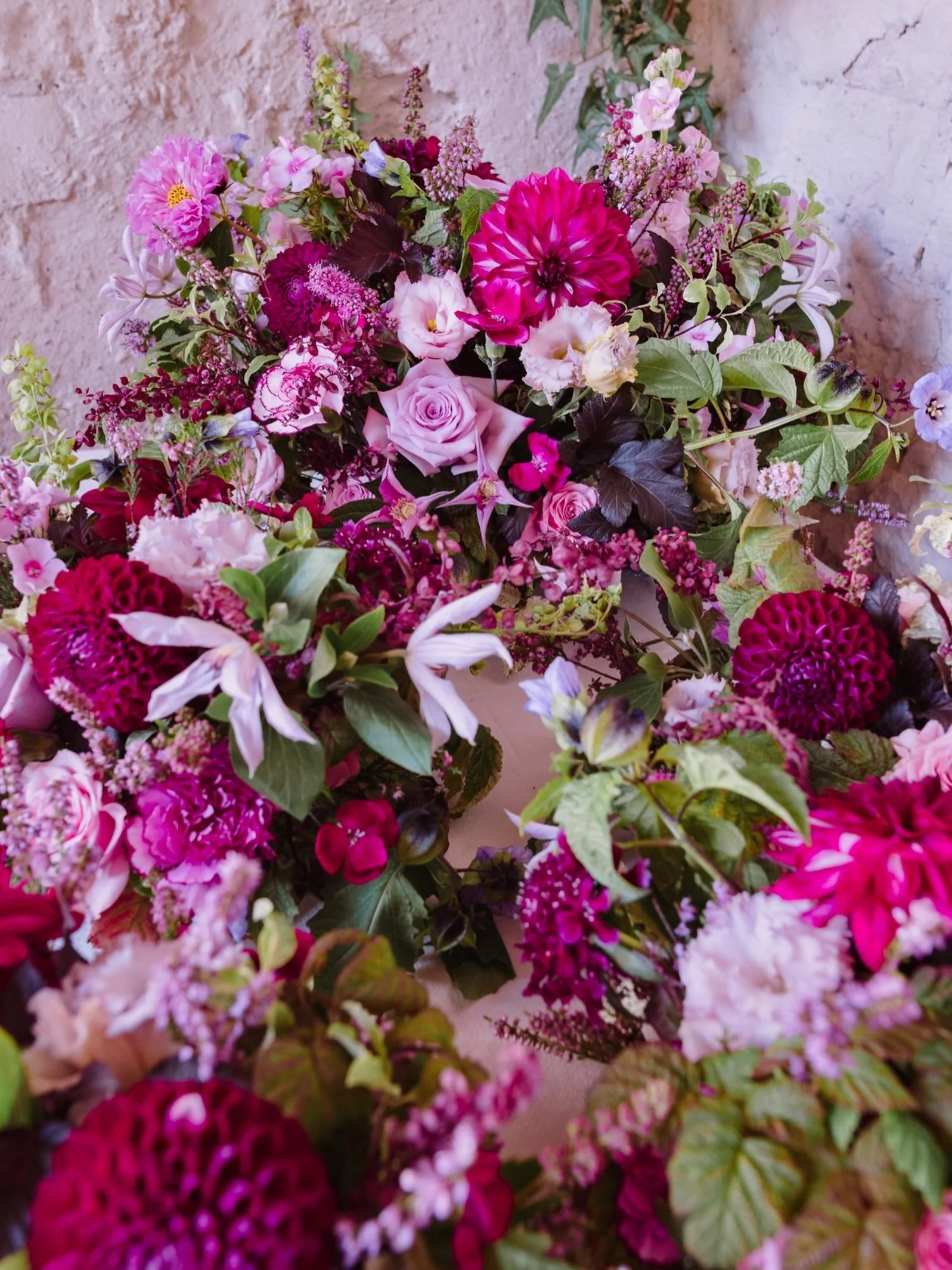 Des fleurs partout comme on aime 🌸💗
.
.
.
#maisonclairepushpa #fleursroses #mariagesavoie #centredetable #fleuristemariage
