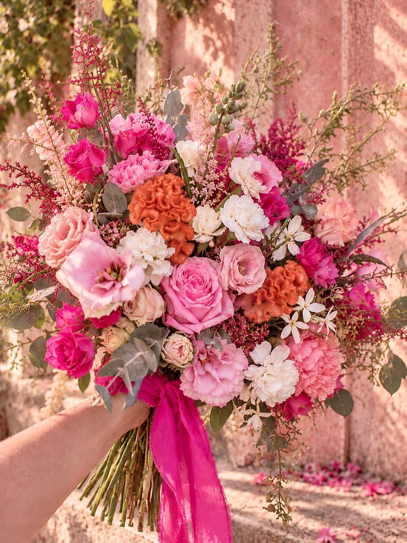 Un bouquet de mari&eacute;e pep&rsquo;s et grenadine pour Aur&eacute;lie🌞🌸🍹 
Un mariage fun &amp; geek qui s&rsquo;est d&eacute;roul&eacute; &agrave; la Guinguette Geek @laguinguettegeek ! 
Un super souvenir de ce lieu atypique, une p&eacute;niche