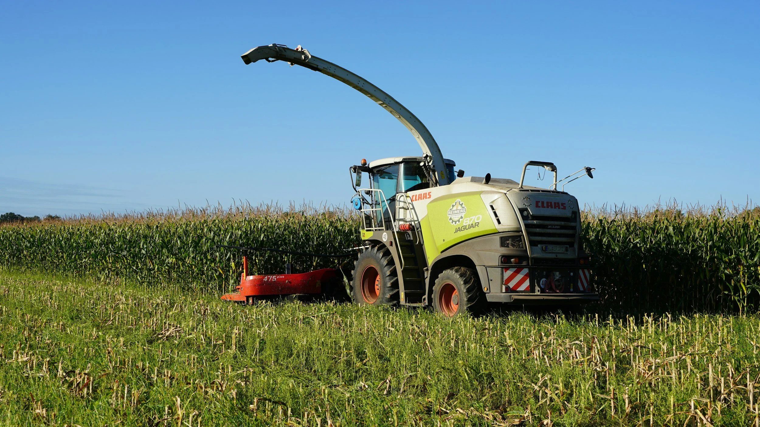 An 870 Jaguar farming machine cuts corn and filters out the crop waste.