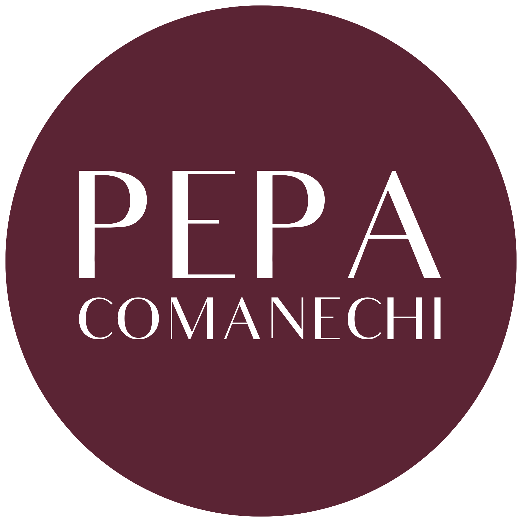 Logotipo de Pepa Comanechi blanco sobre fondo burdeos.