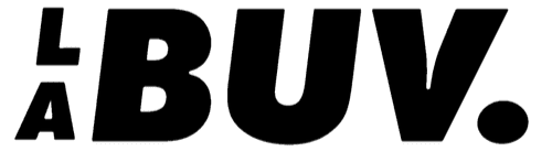 Un bateau naviguant sur une mer agitée par un jour ensoleillé.