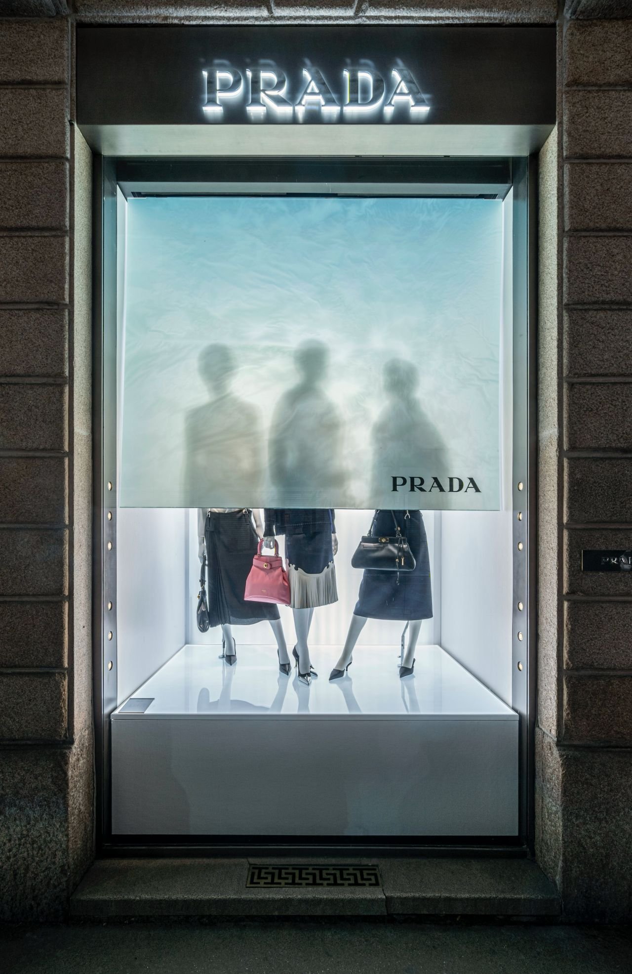Prada-vetrina-windows-display-glass_2025.jpg