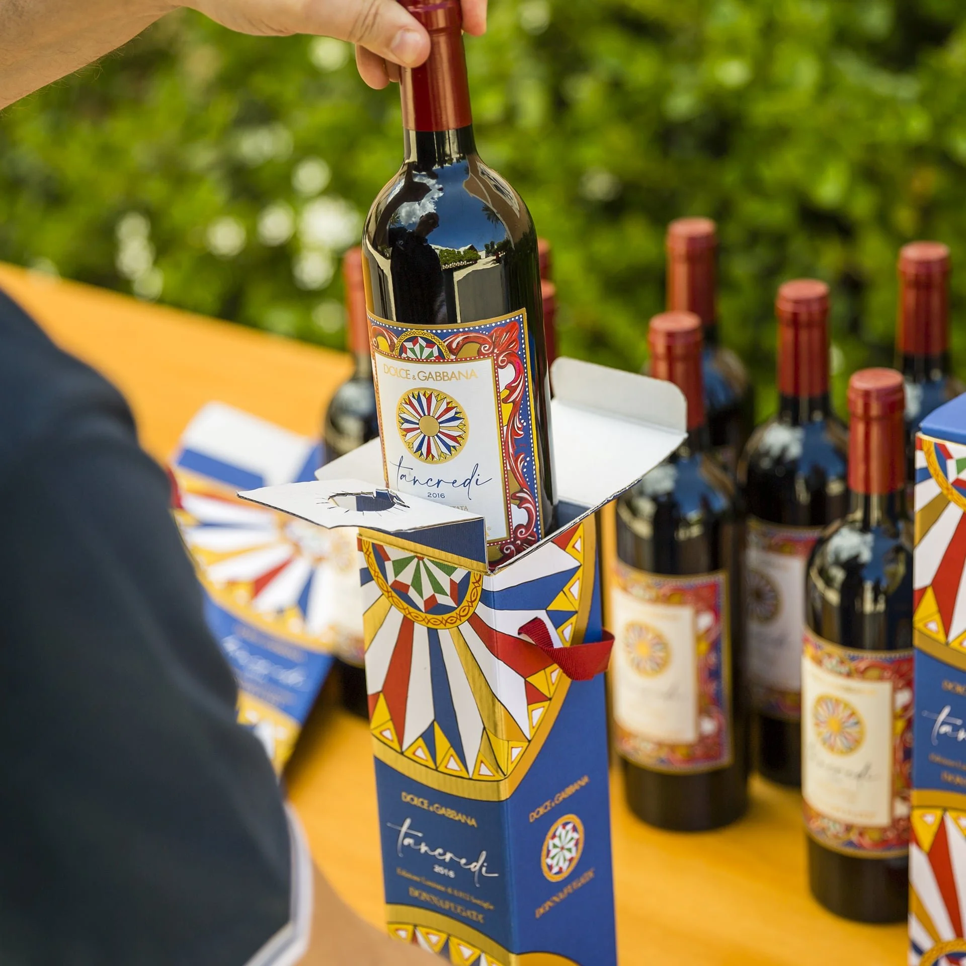 dolce_gabbana_donnafugata_vino_rosso_tancredi_3.jpg