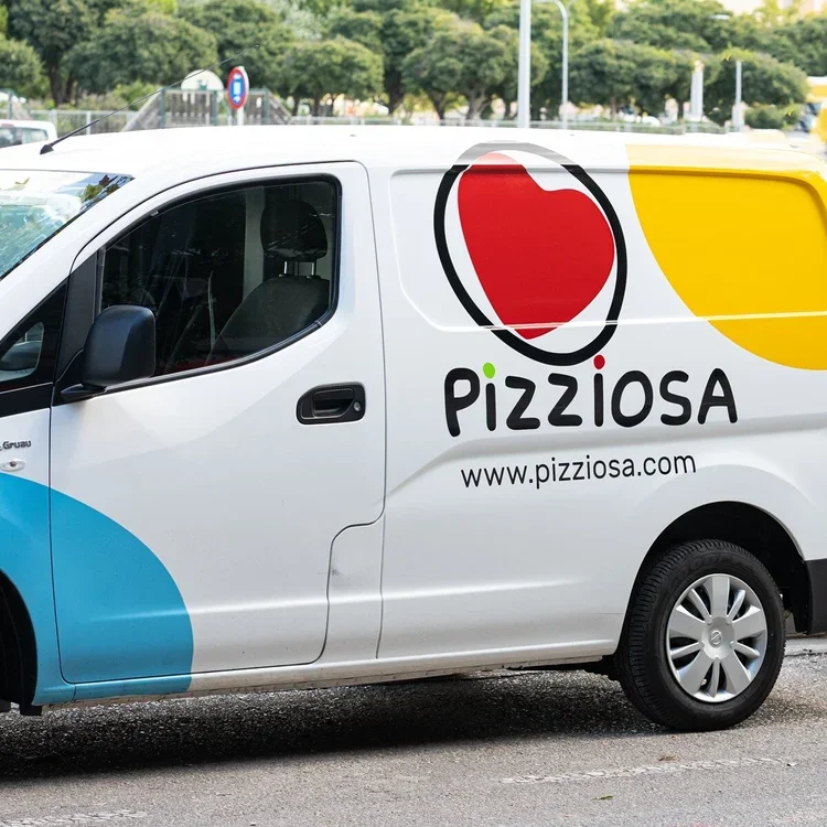 Pizziosa grafica furgone pizze prespaziato.webp