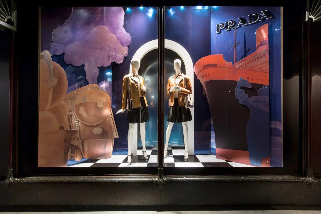 Prada vetrine windows display nave treno ships trains.webp
