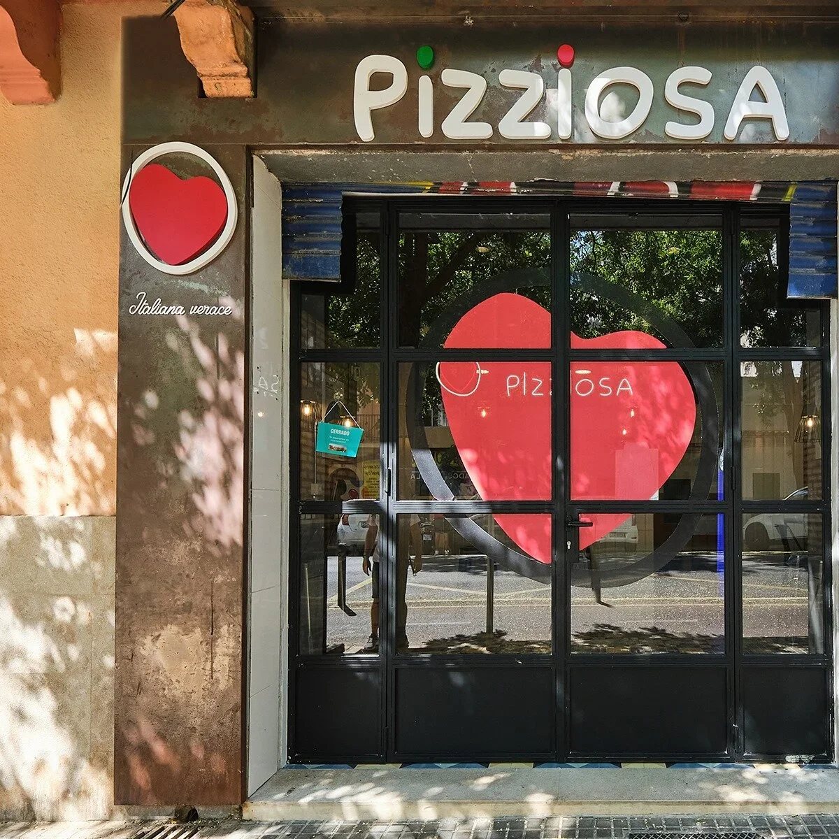 Pizziosa grafica vetrina ingresso logo pomodoro cuore palma maiorca.webp