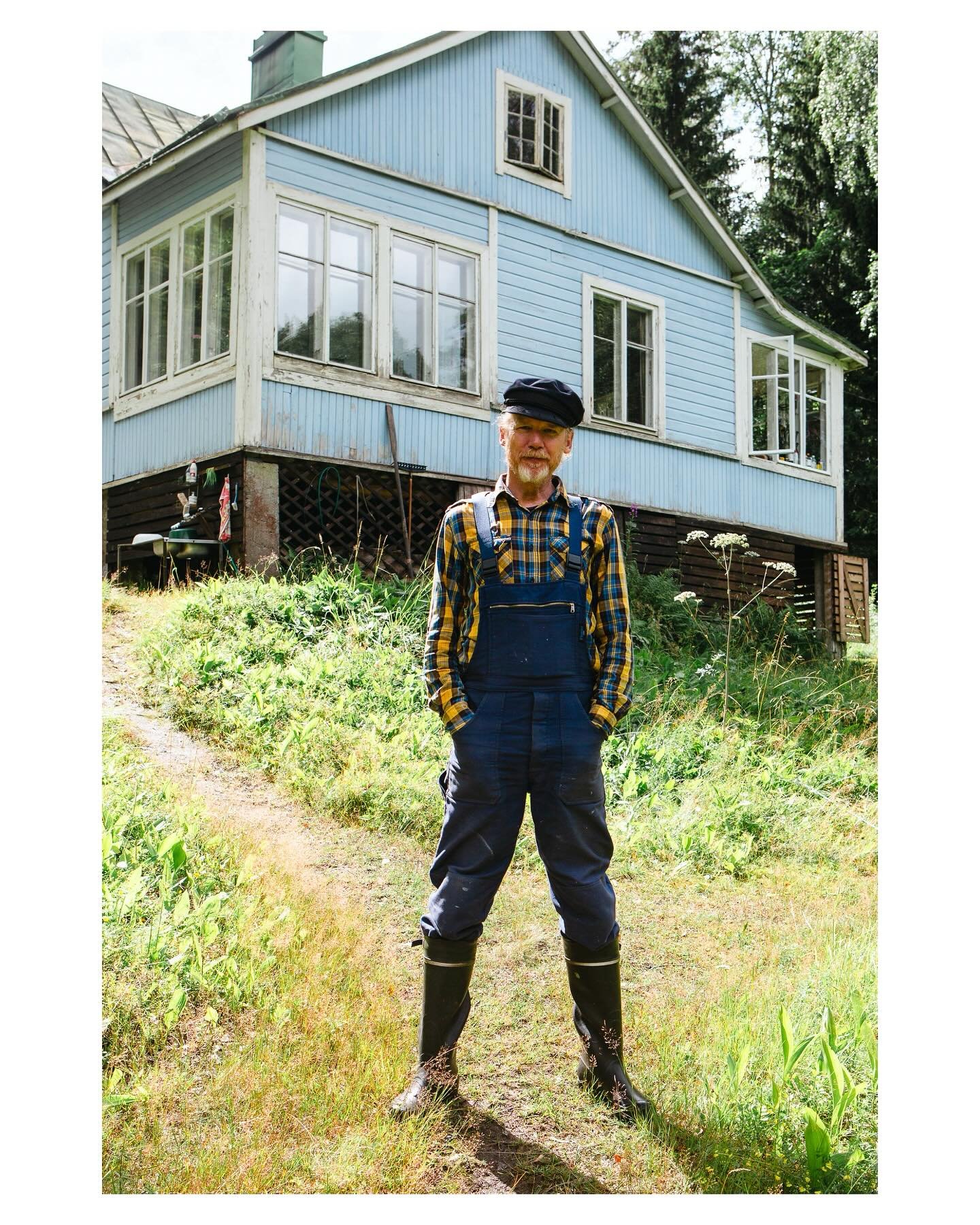 Wolfgang came to Finland in the 1970s, joining a hippy community and eventually leaving his native Germany in favour of a life in Helsinki. After living in Scotland for years, teaching at the University of Edinburgh, he returned to Finland and splits