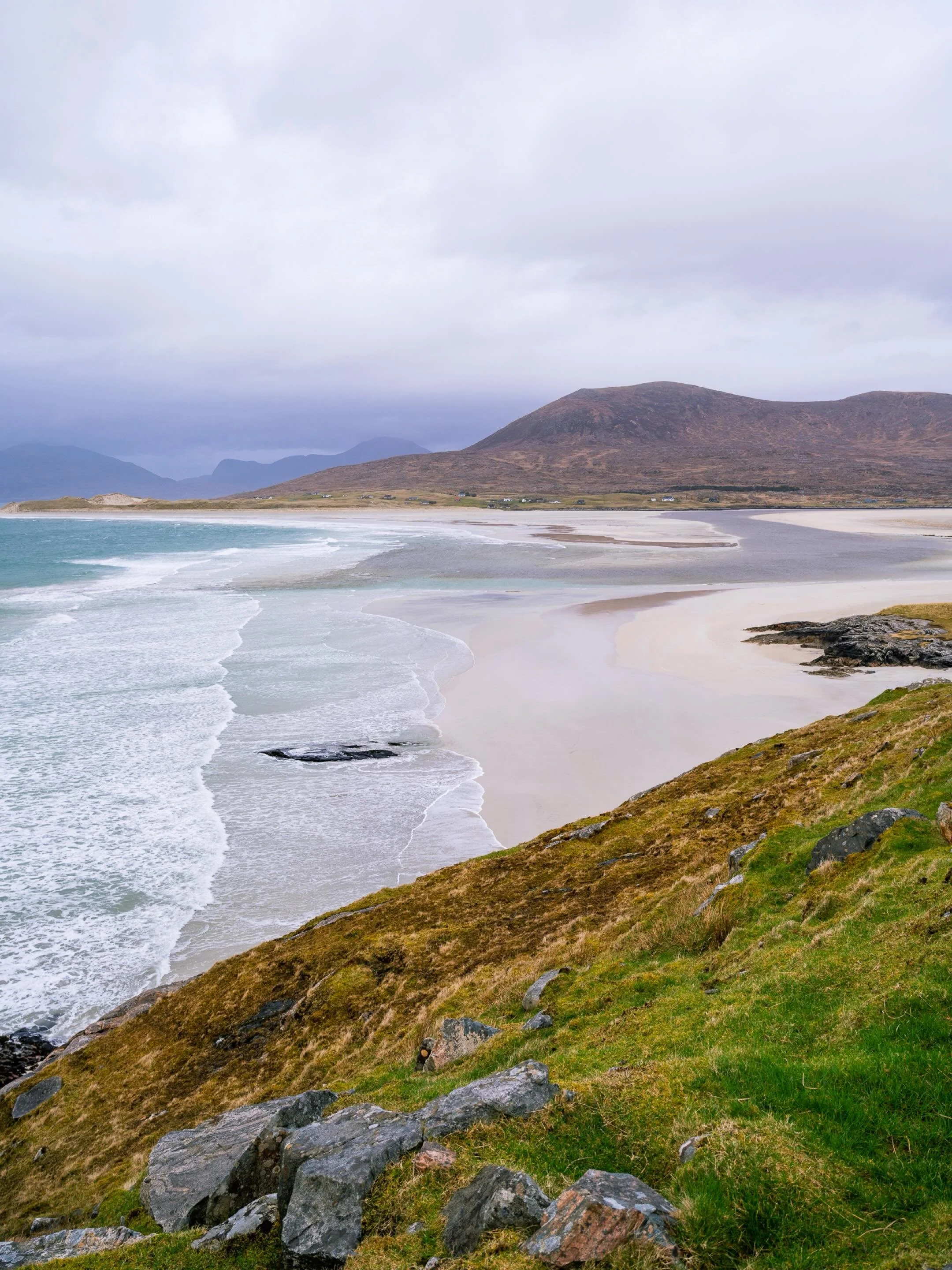 In early March I visited Lewis and Harris in the Outer Hebrides for @lowseasontraveller magazine. Feat. wild places, empty beaches and excellent chats with @isle_of_harris_brewery, @seapods_isleoflewis, @stornowaydistillers, @snowberrycottageborve an